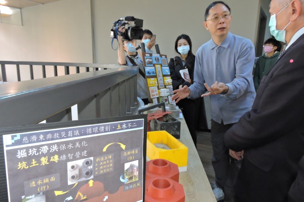 北科大以土木系陳立憲教授（右二）團隊於工程創新、低環境衝擊與高經濟效益考量下，因應現地需求提出「掘坑滯洪、坑土製磚」的水土兼顧方案。（慈濟基金會提供）