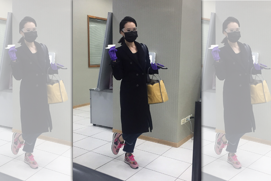 高文音每天花3分鐘著裝護目鏡、口罩、手套及長版風衣,為的就是出門在外減少病毒感染風險。(年代提供)