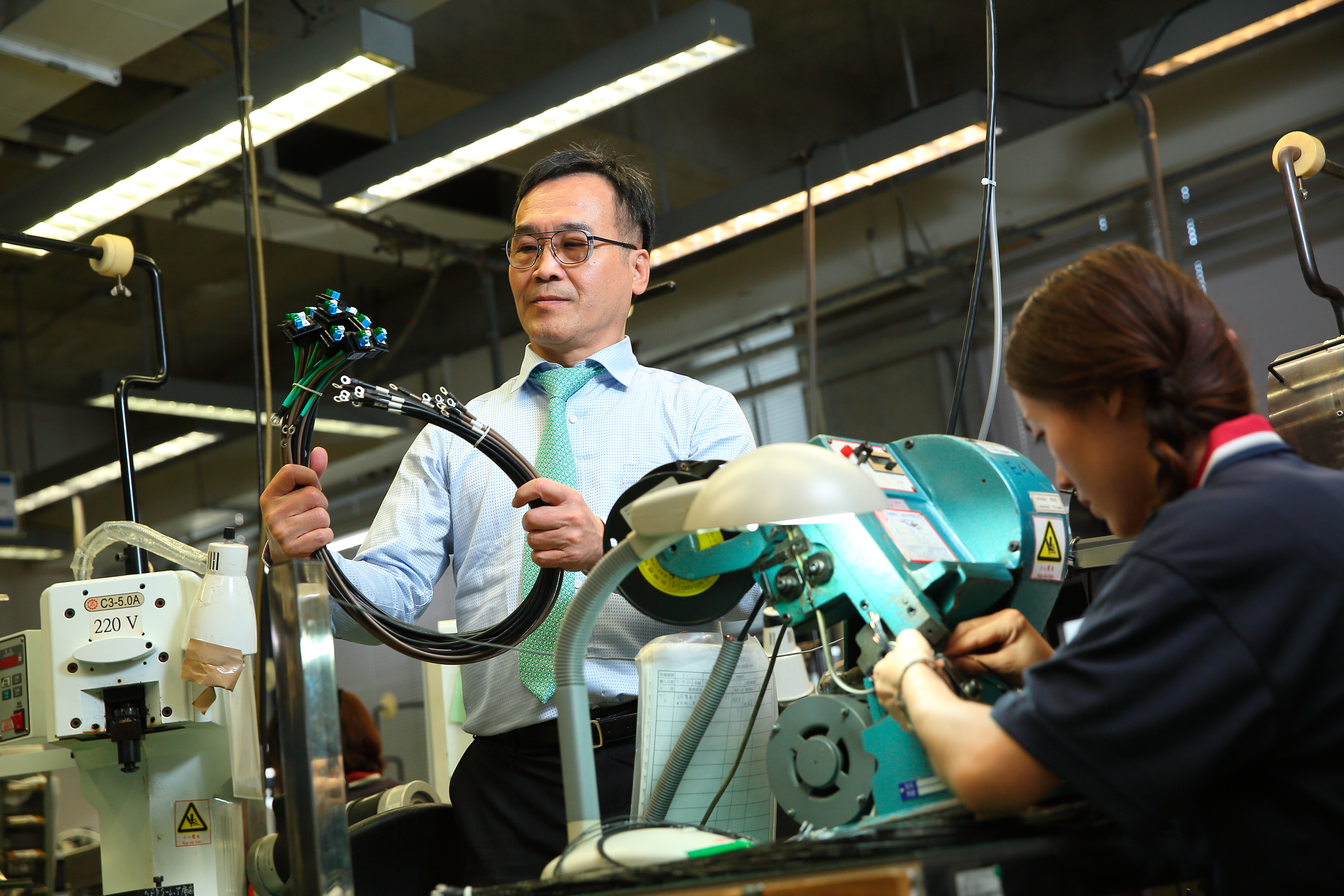 賴柄源以連接線束模組橫跨資訊、工業和車用等領域，在二輪和三輪的電動車防水連接器市場拚出全台市占第一。