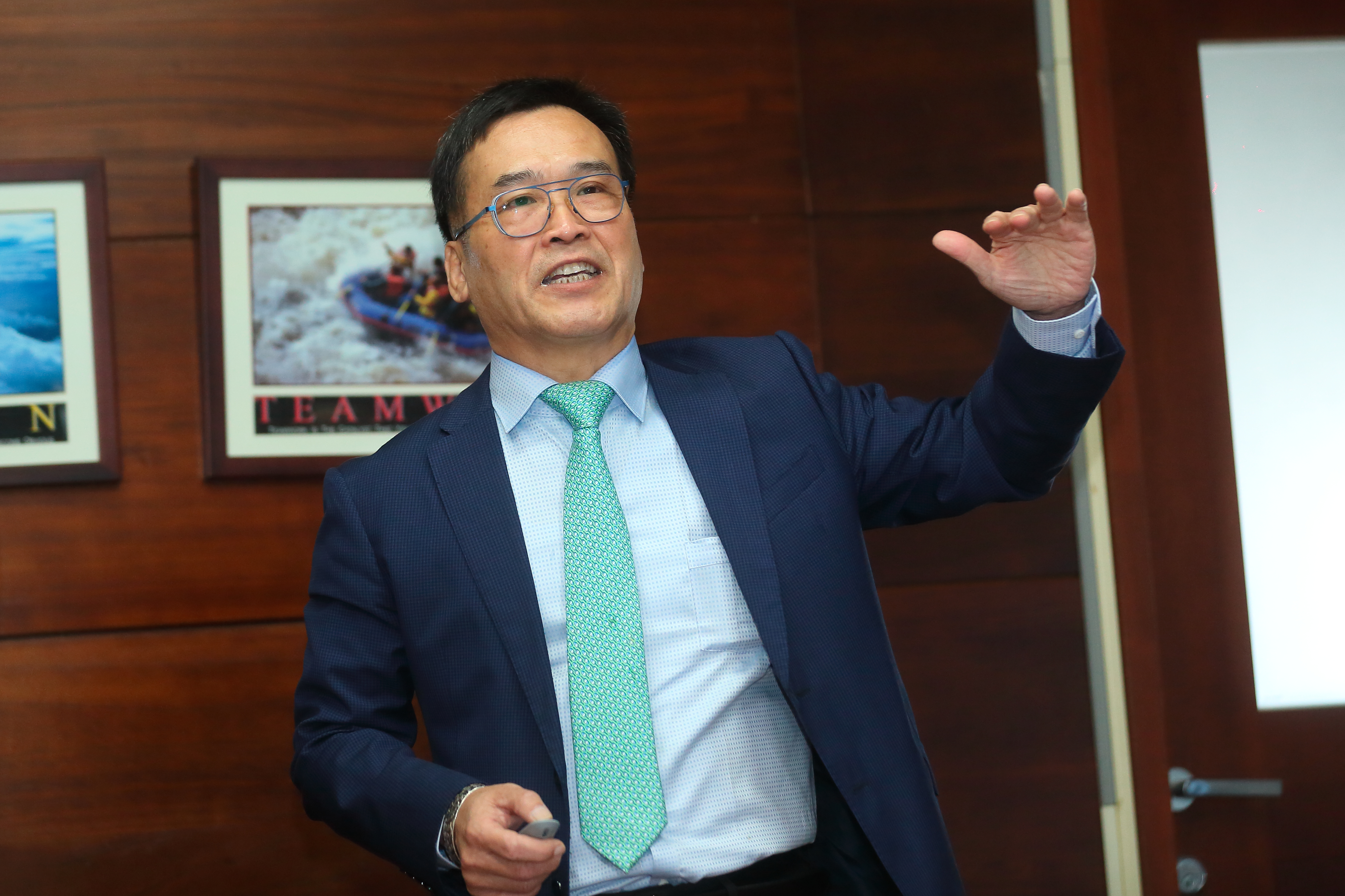 賴柄源人緣好，創業路常獲貴人提拔，因此代理大廠賺進第一桶金。