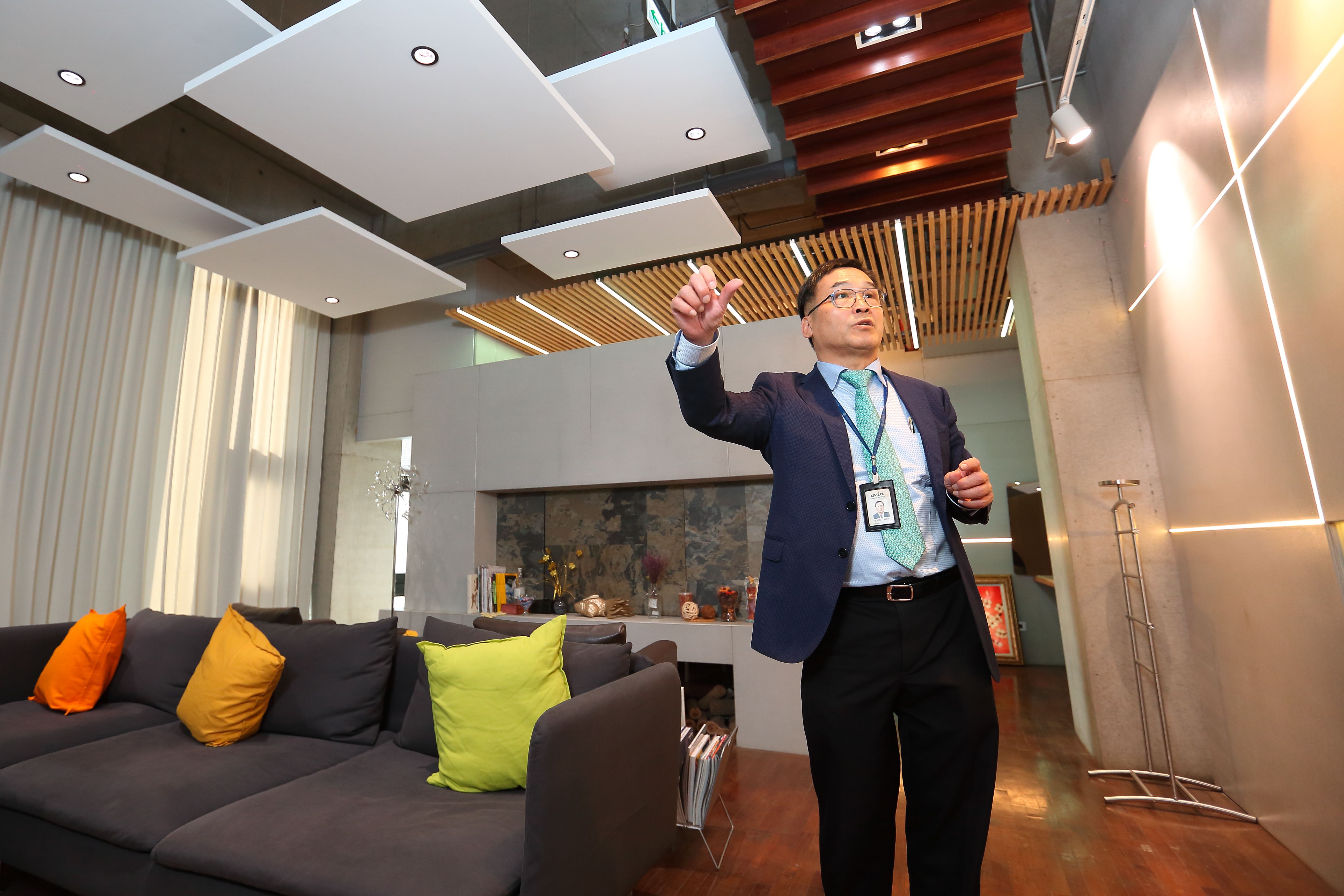 2007年映興開始推出智慧照明系統，可以透過操作面板與手機APP控制燈的亮度和色溫。