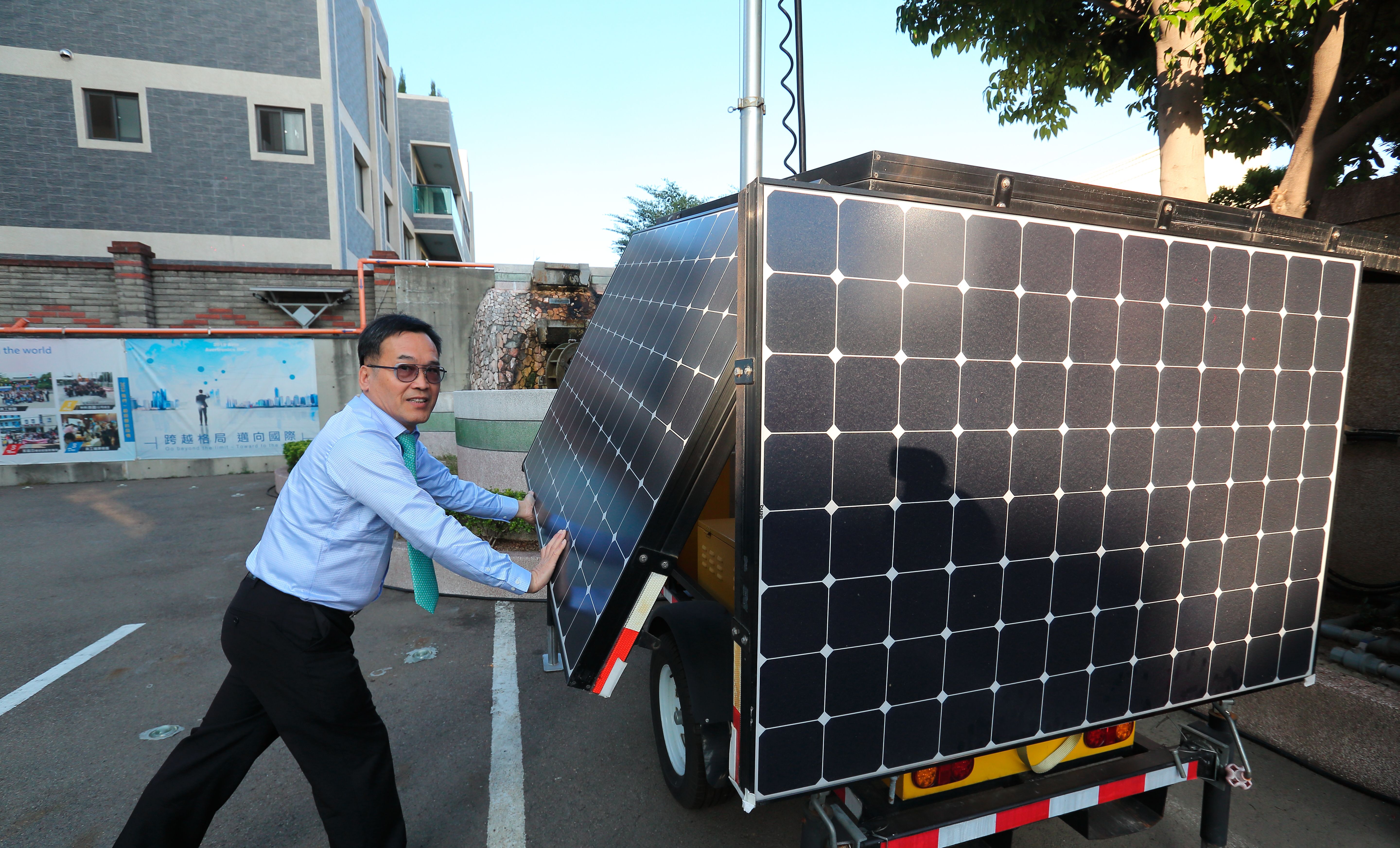移動式太陽能儲能照明系統結合太陽能發電與照明、監控，即使微光仍可蓄電。