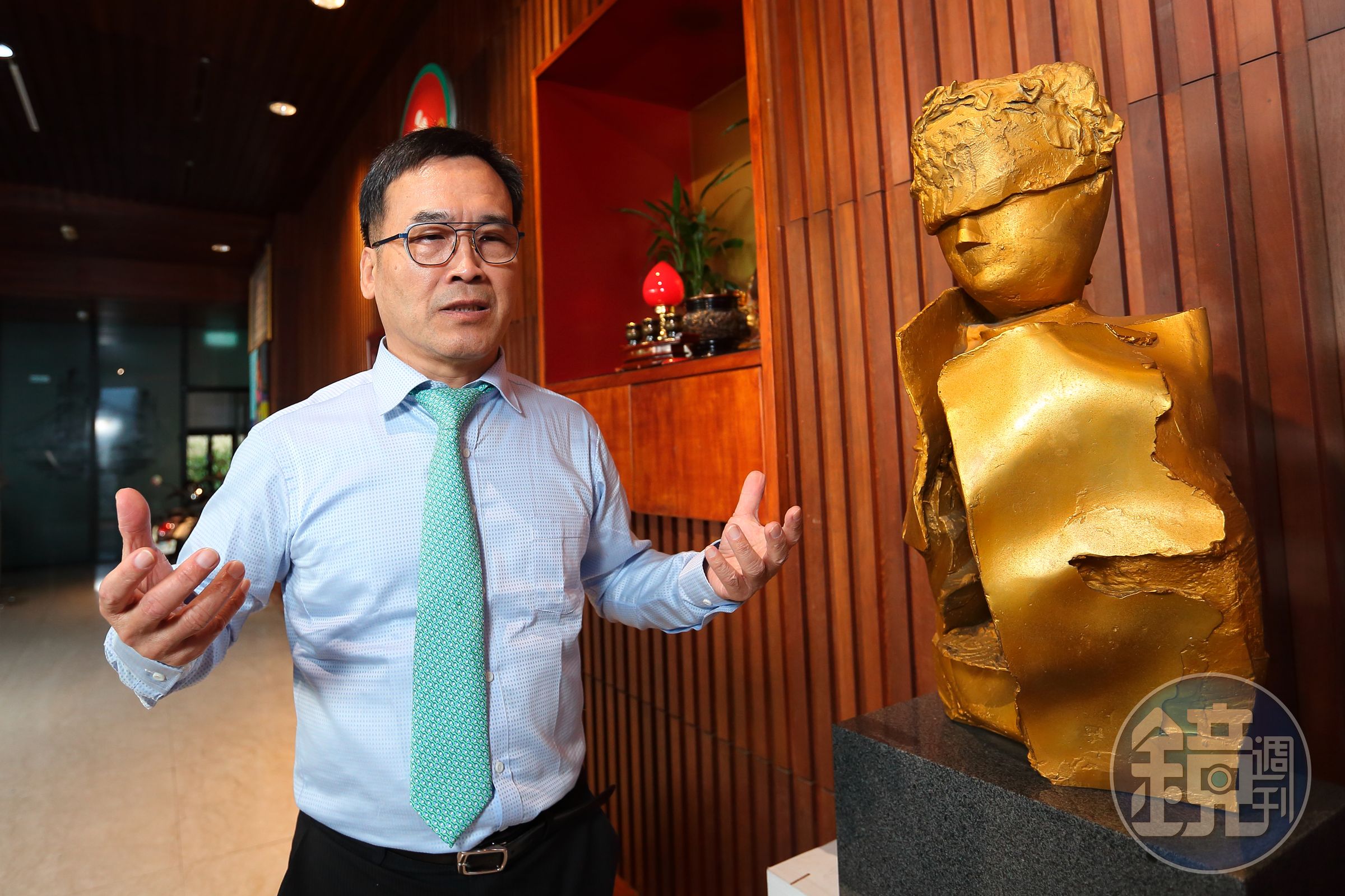 賴柄源喜歡收藏藝術品，李光裕的銅雕「丘壑」是最愛的作品，提醒他時時內省。