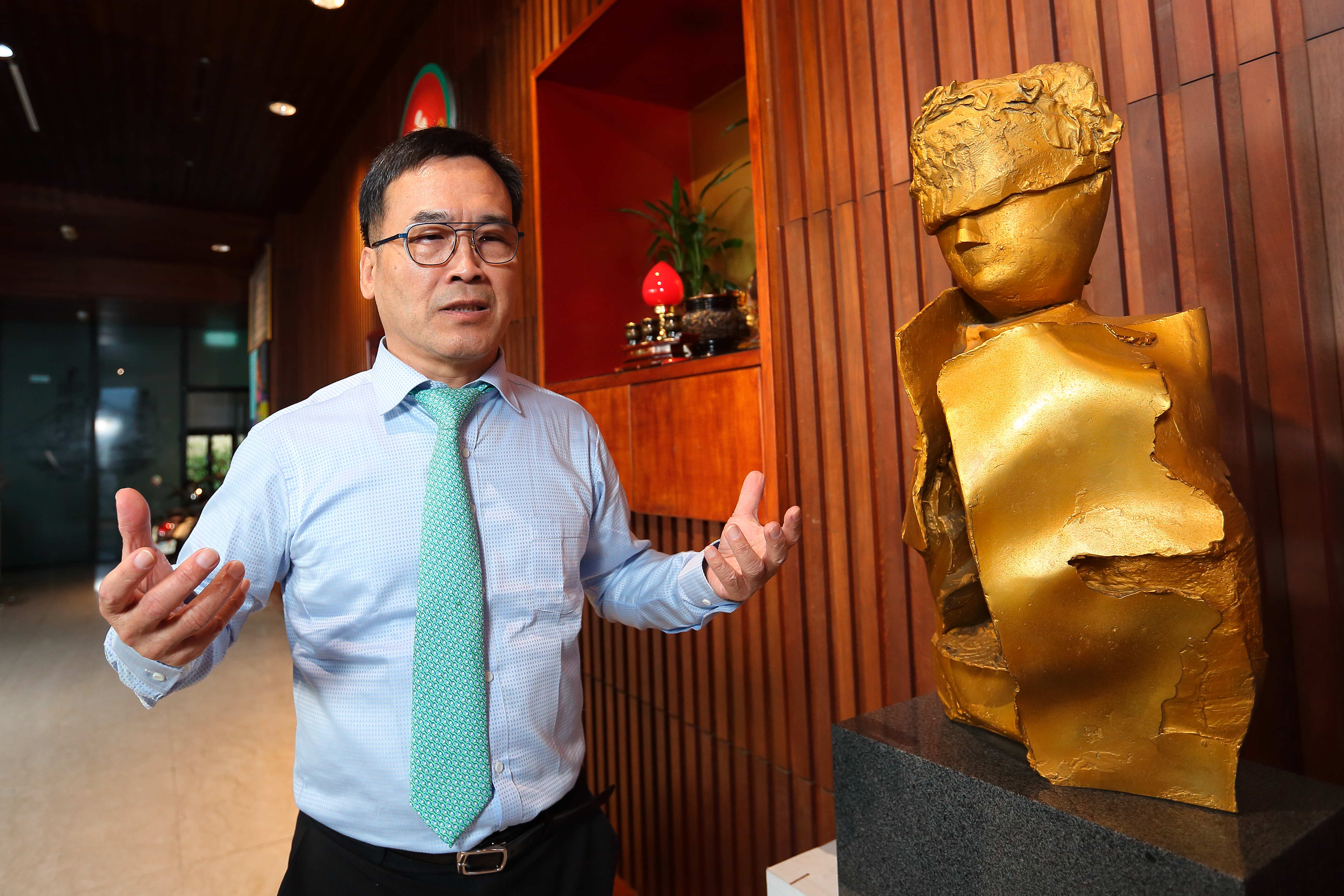 賴柄源喜歡收藏藝術品，李光裕的銅雕「丘壑」是最愛的作品，提醒他時時內省。