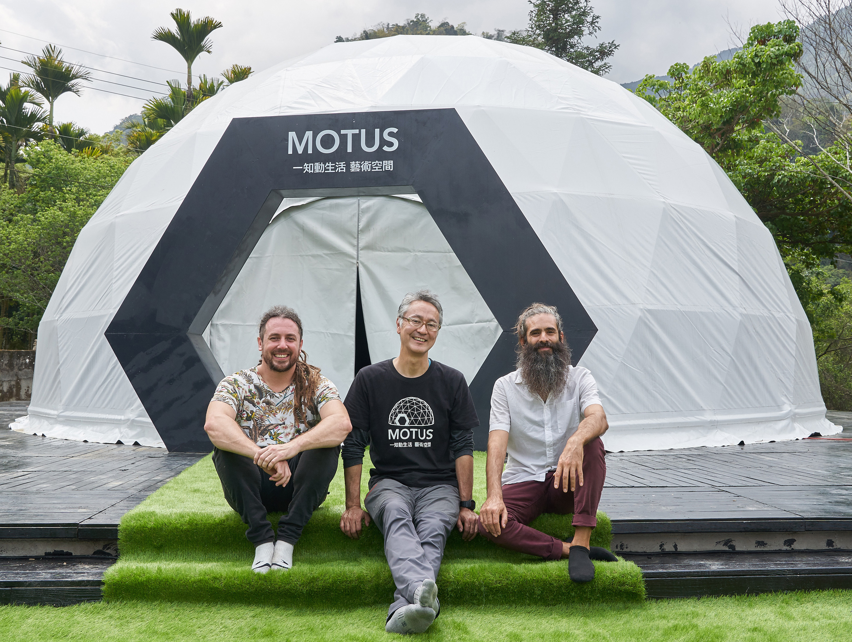 籌備近一年，高培華（中）砸百萬打造國際藝術生活節的展演空間。（川彙有限公司提供）