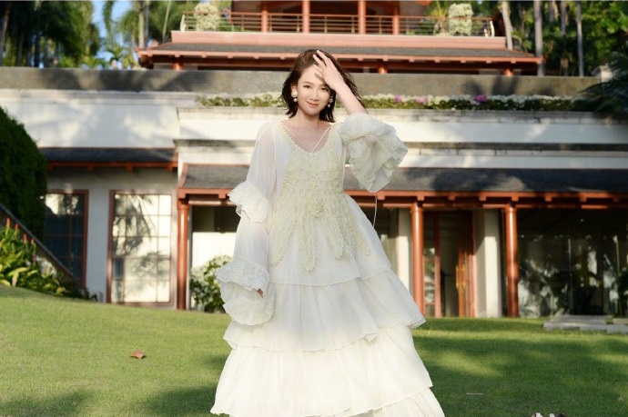 陳喬恩面對鏡頭露出燦爛笑容，在微博曬多張男友視角照。（翻攝自陳喬恩微博）