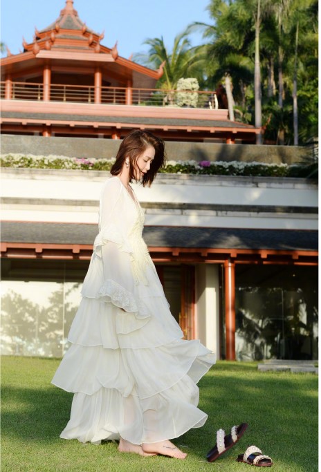 陳喬恩脫鞋踏青,穿著白色蕾絲洋裝靚麗可人。(翻攝自陳喬恩微博)