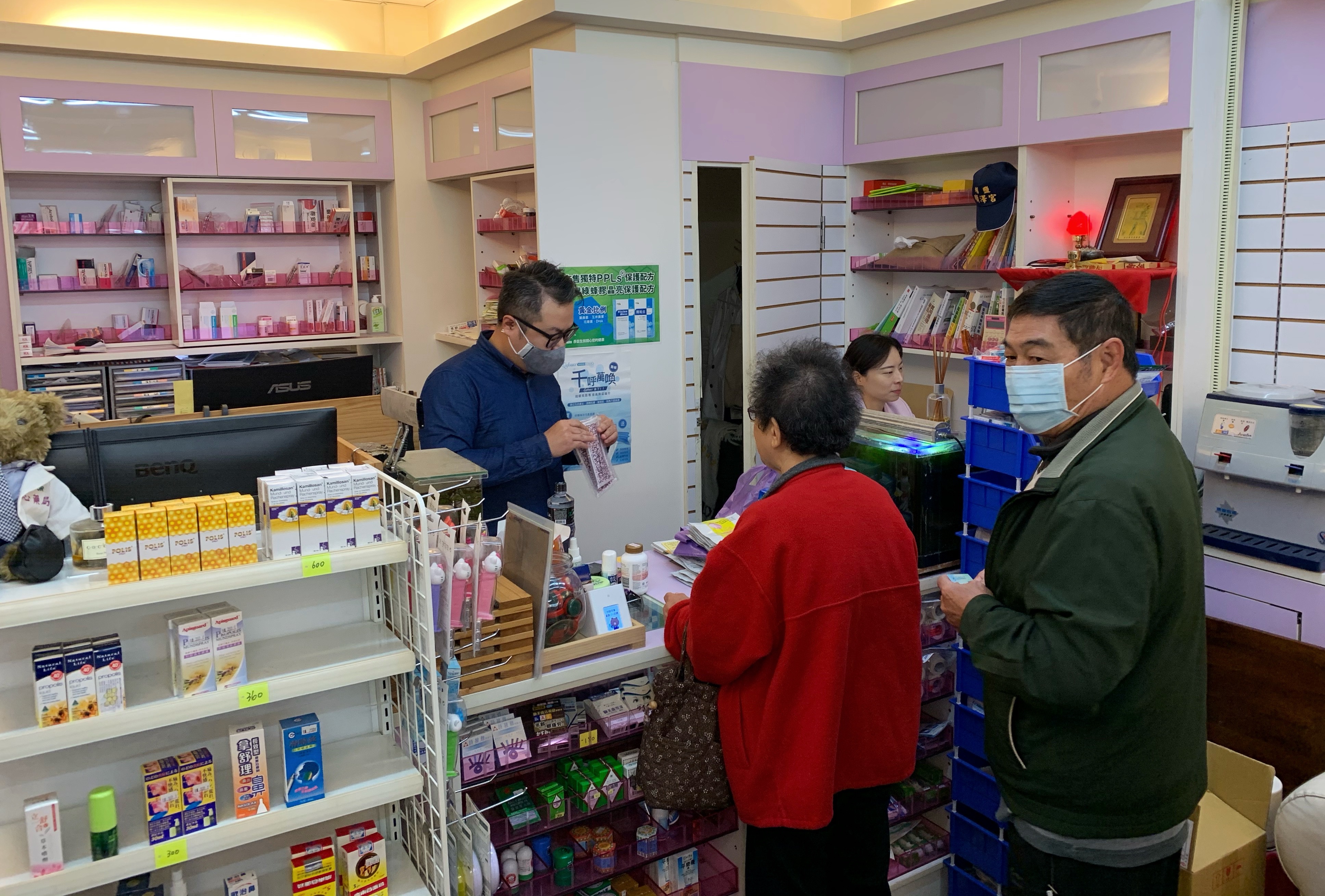 口罩實名制2.0即將上路，線上訂購只要花7元運費即可免去排隊的時間。本刊資料照。