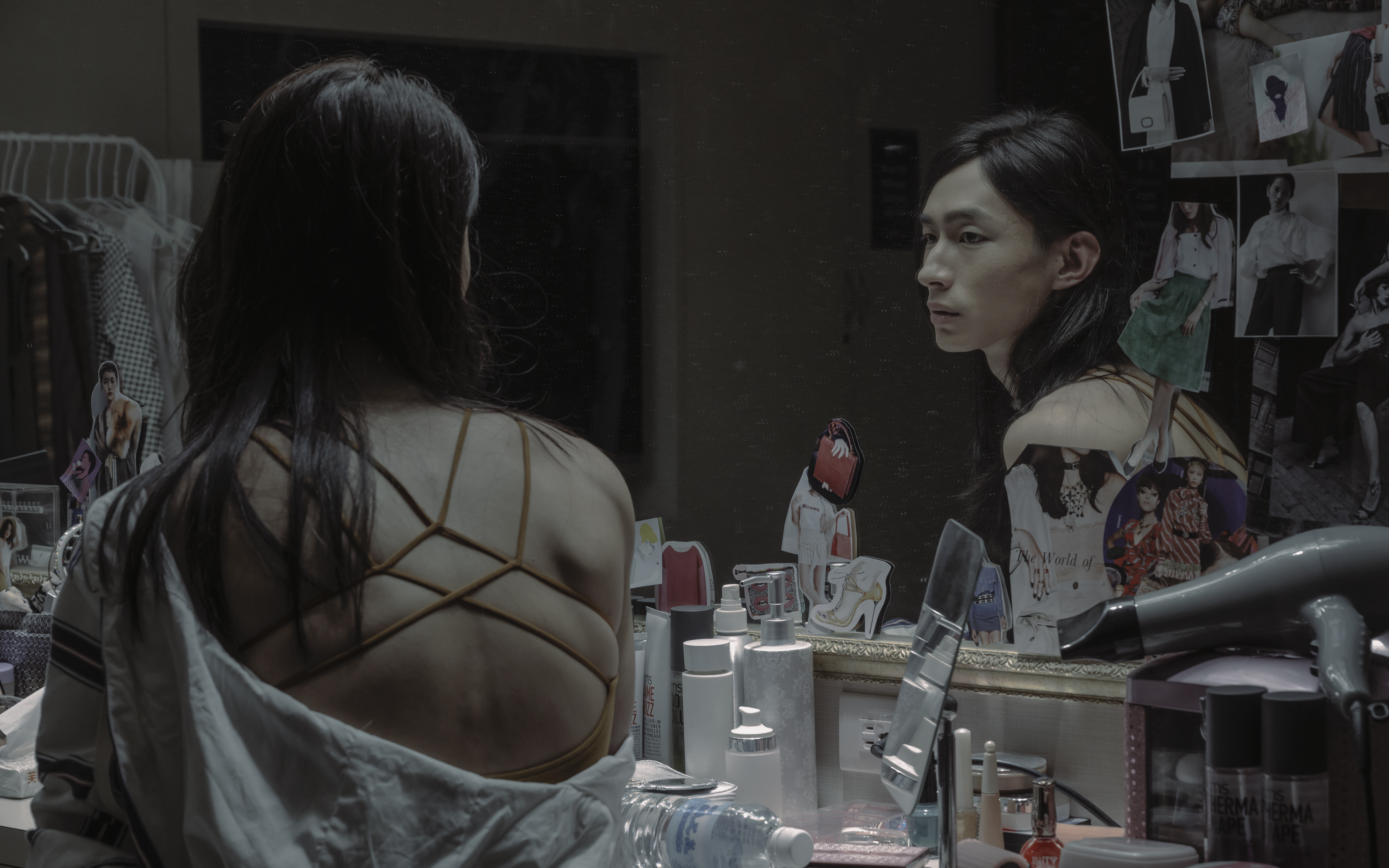 黃河在《誰是被害者》挑戰性別認同障礙扮演一位酒店少爺，深受男兒身、女兒心之苦。（Netflix提供）