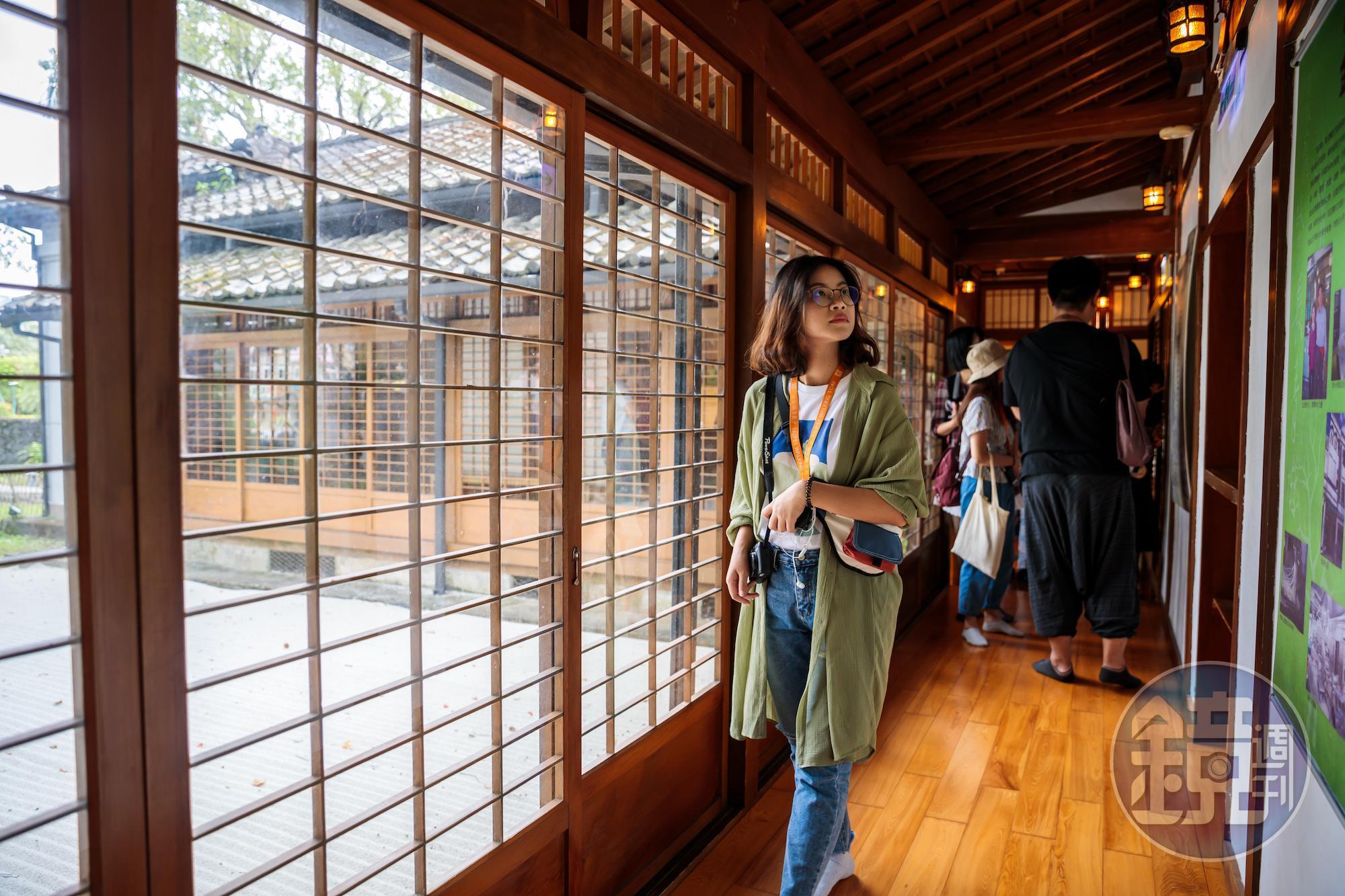 室內展出許多介紹歷史的展板。