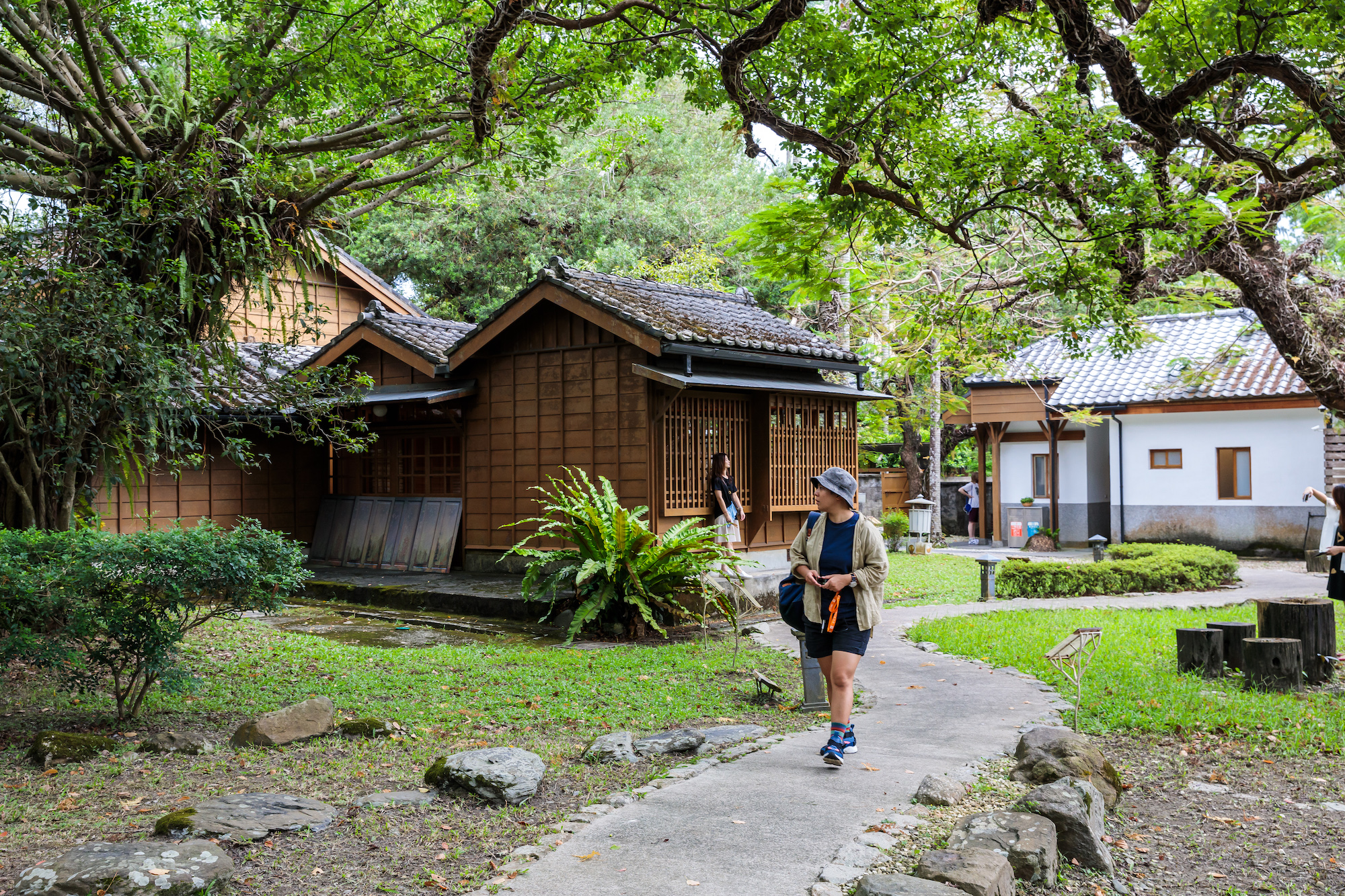 沿著步道漫步體驗舊日治風情。