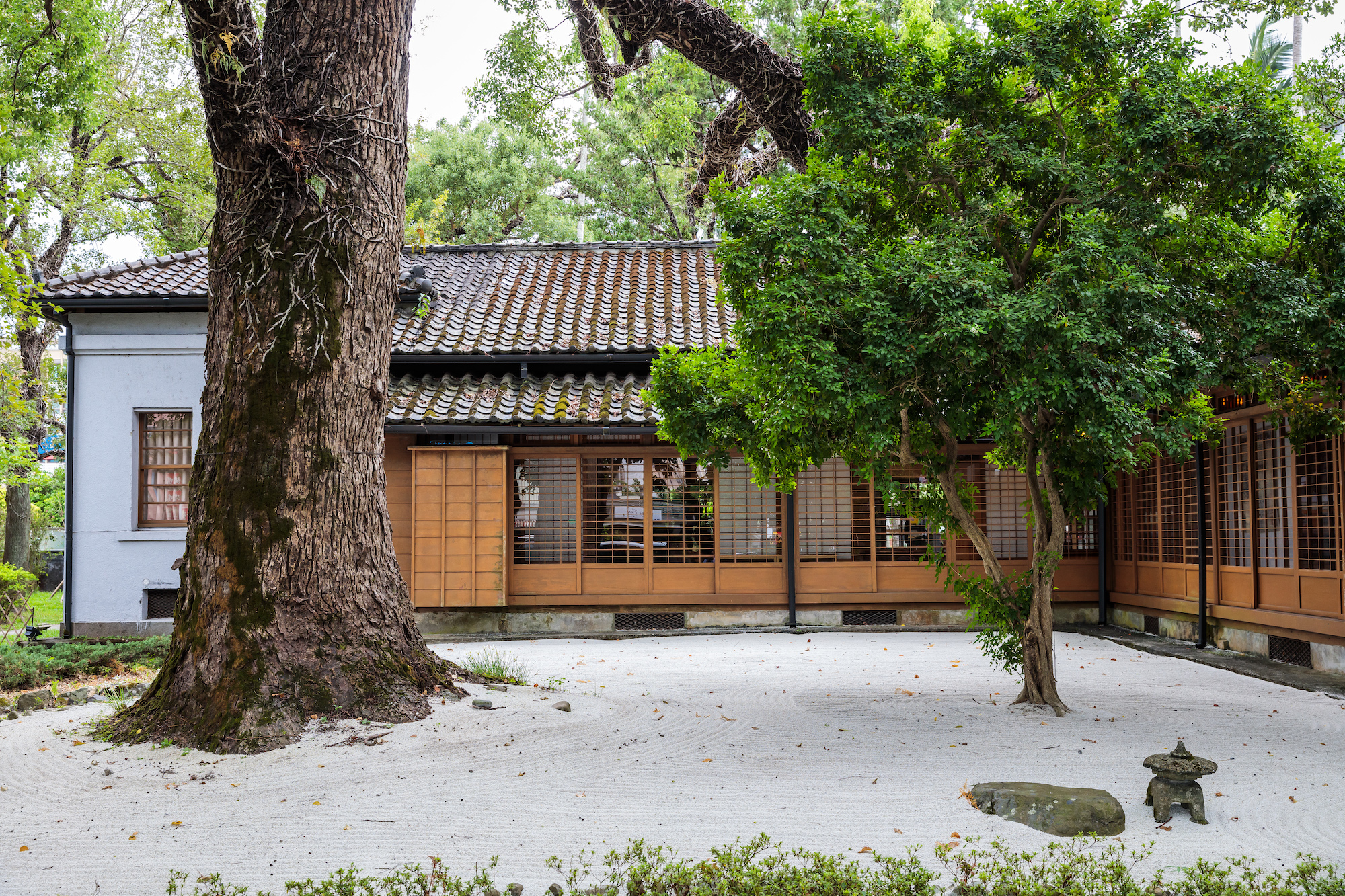 庭院鋪有一片白石子，這與京都許多寺院庭園的白砂還挺相似的。