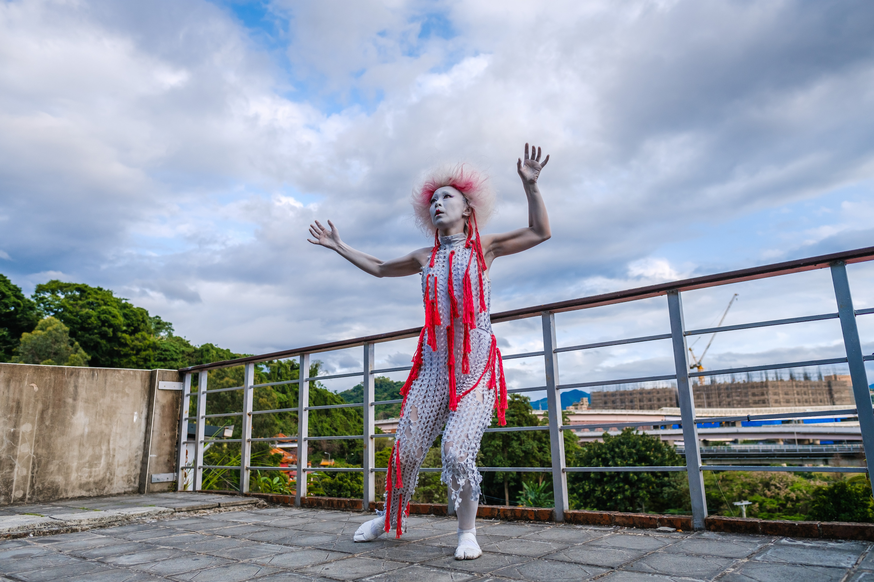 假日造訪寶藏巖，正上演日本藝術家我妻惠美子的舞踏表演《明日之寺》。