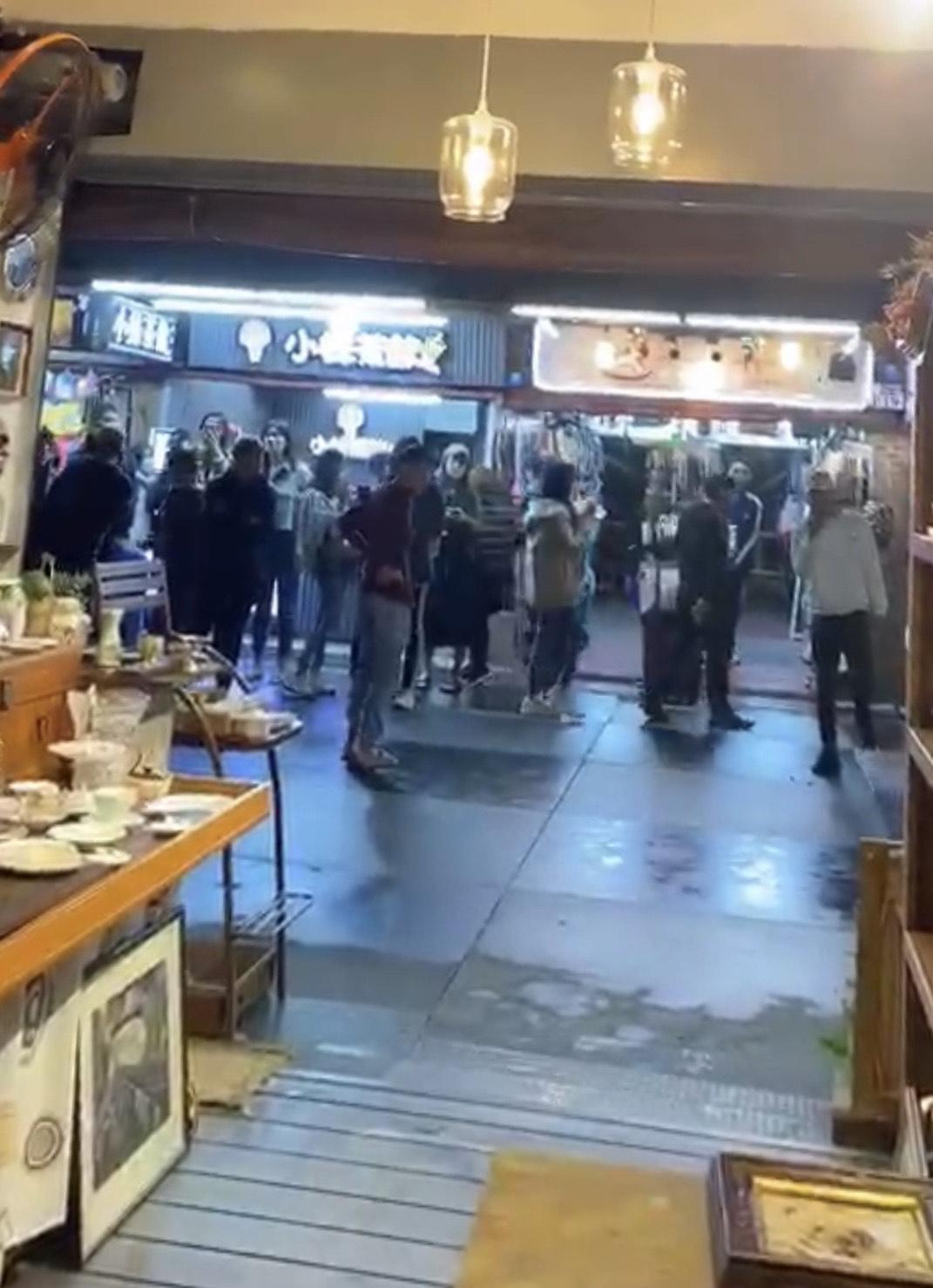 路人大聲挑釁在店裡的謝和弦。（圖／讀者提供）