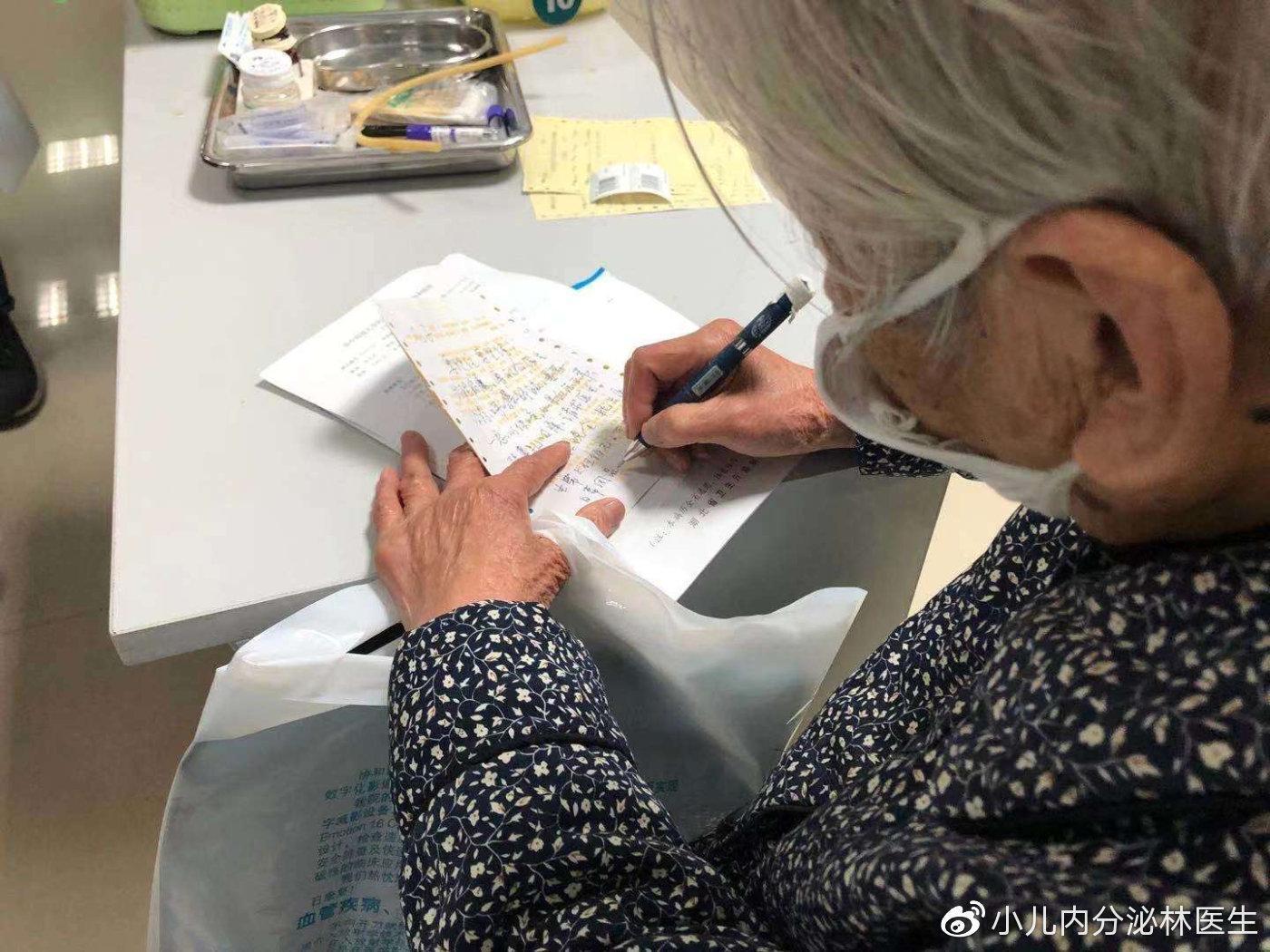 怕其他家人被感染，90歲老奶奶獨自帶感染武漢肺炎的64歲兒子赴醫院求診。（翻攝自小兒內分祕林醫生微博）