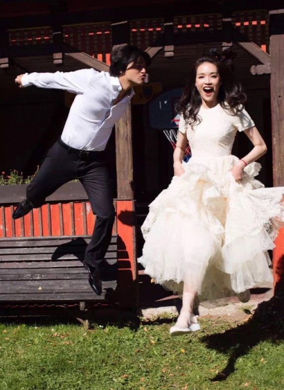 舒淇的白色婚紗是2014年Conscious Exclusive系列，以浪漫蕾絲、夢幻垂褶，以及環保、天然、有機和可再利用的物料製作而成。（翻攝自網路）