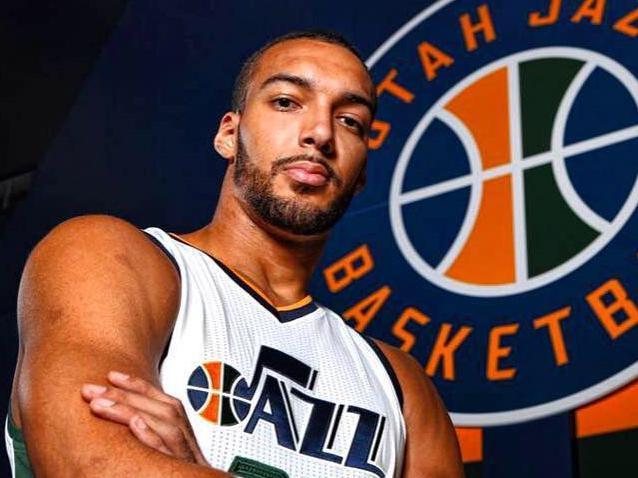 猶他爵士隊法籍中鋒葛伯特(Rudy Gobert)傳出武漢肺炎確診,稍早NBA官方也宣布即起無限期停賽,直至另行通知。(翻攝自Rudy Gobert臉書)