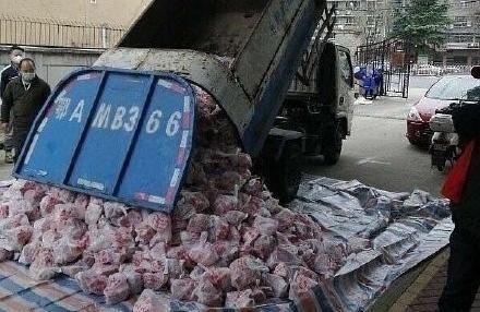 小區民眾購買的「政府平價肉」，被用垃圾車充當貨車運送。（翻攝自微博）
