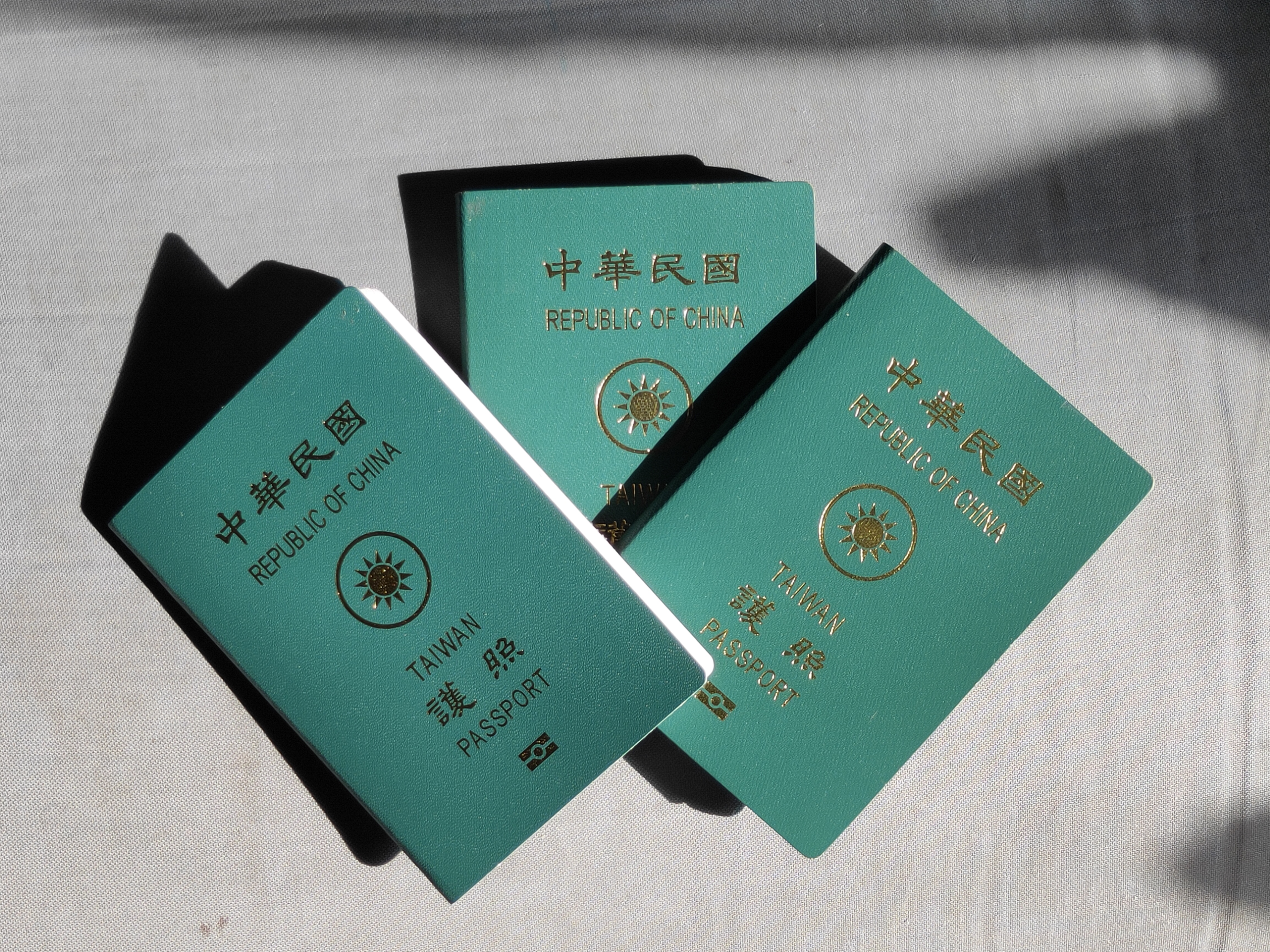 武漢肺炎疫情升溫連帶衝擊旅遊，3月單日護照申辦量減少近8成。