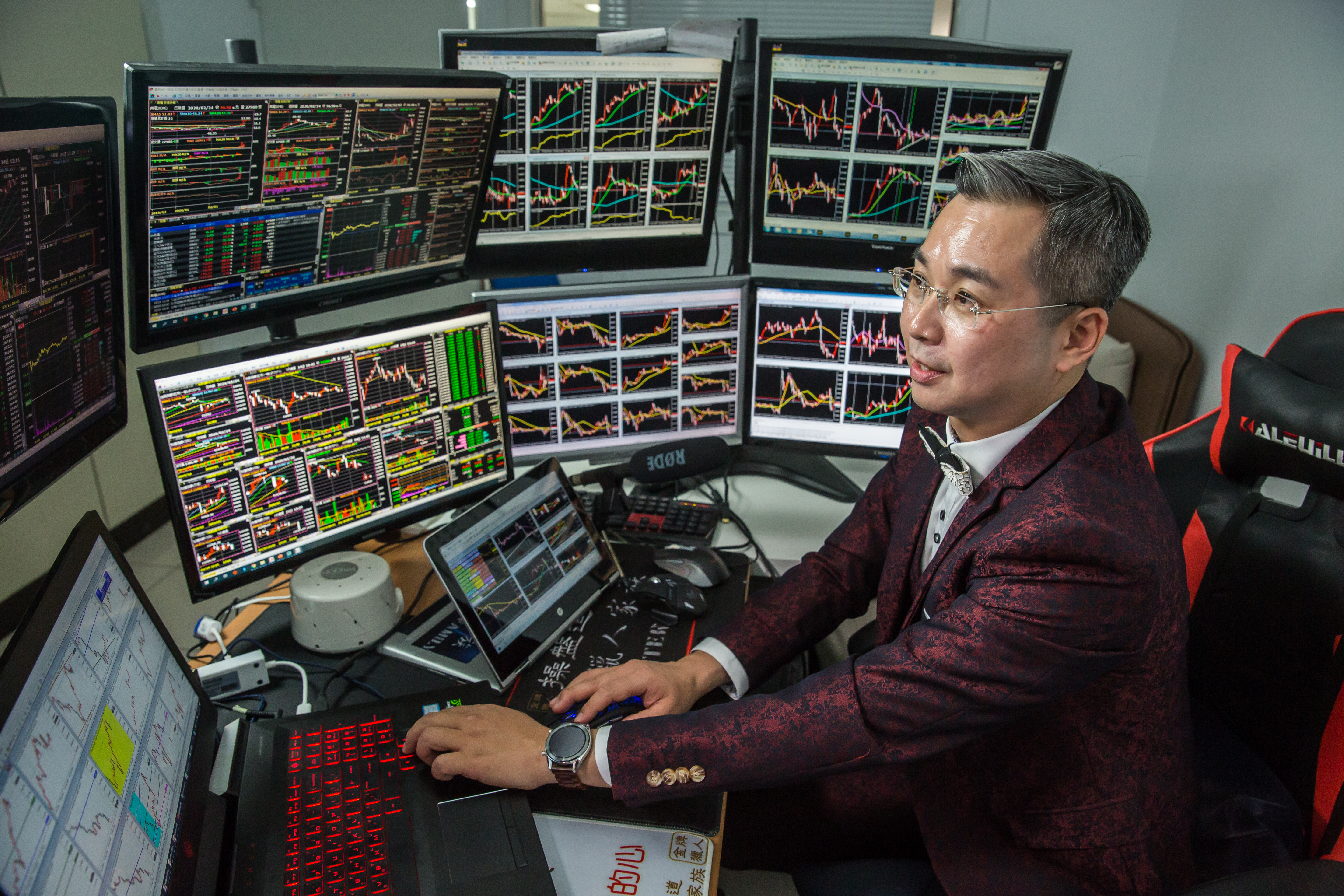 朱晏廷對投資市場相當熱愛，每天花十幾個小時看盤。