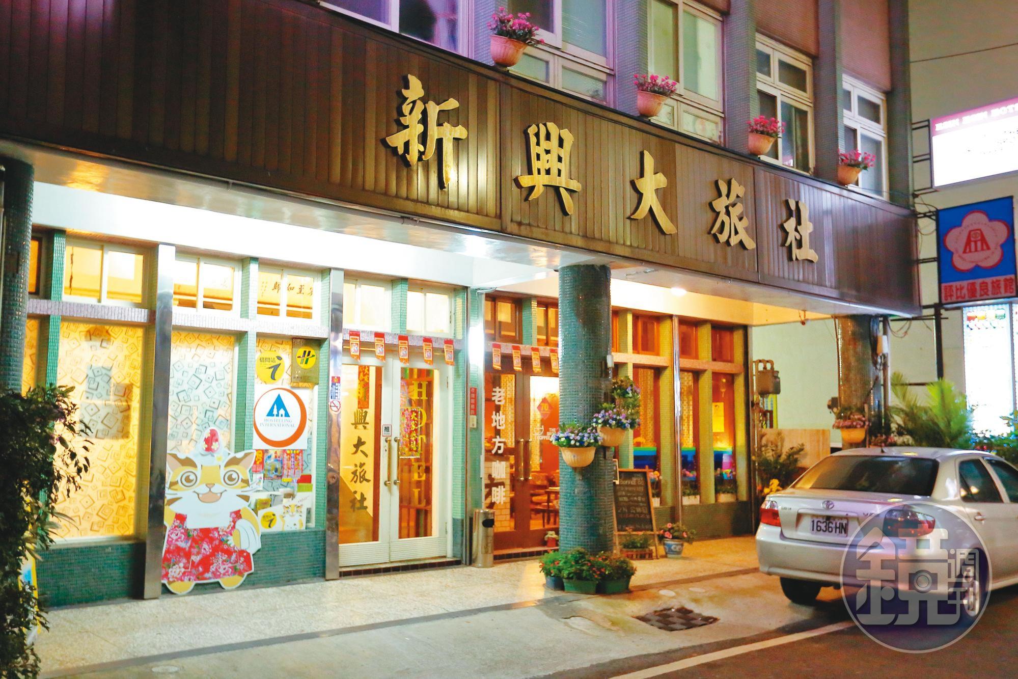 羅文宜接手之後，將1樓旅社大門旁的自宅客廳，改建為老地方咖啡。