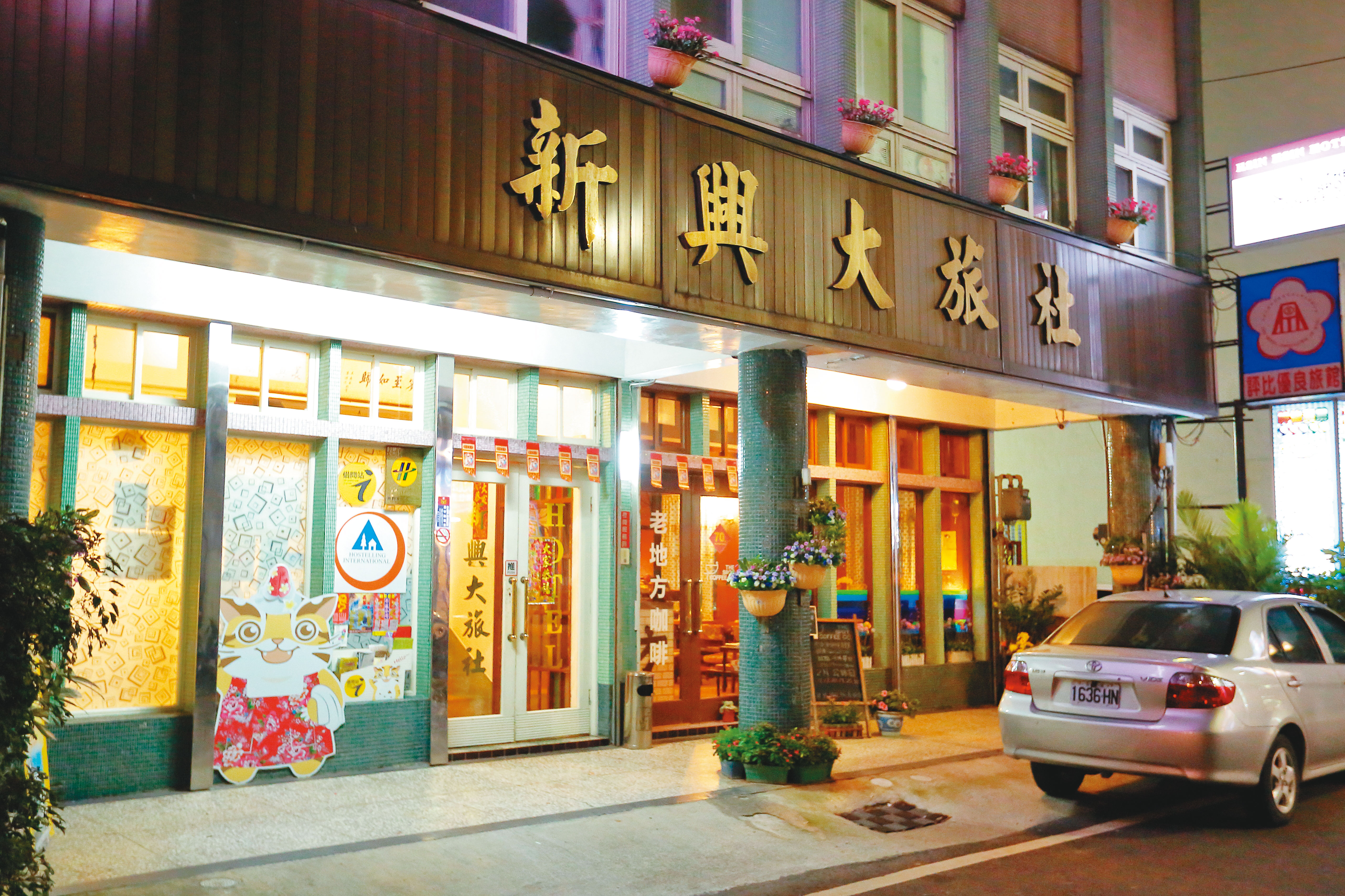 羅文宜接手之後，將1樓旅社大門旁的自宅客廳，改建為老地方咖啡。