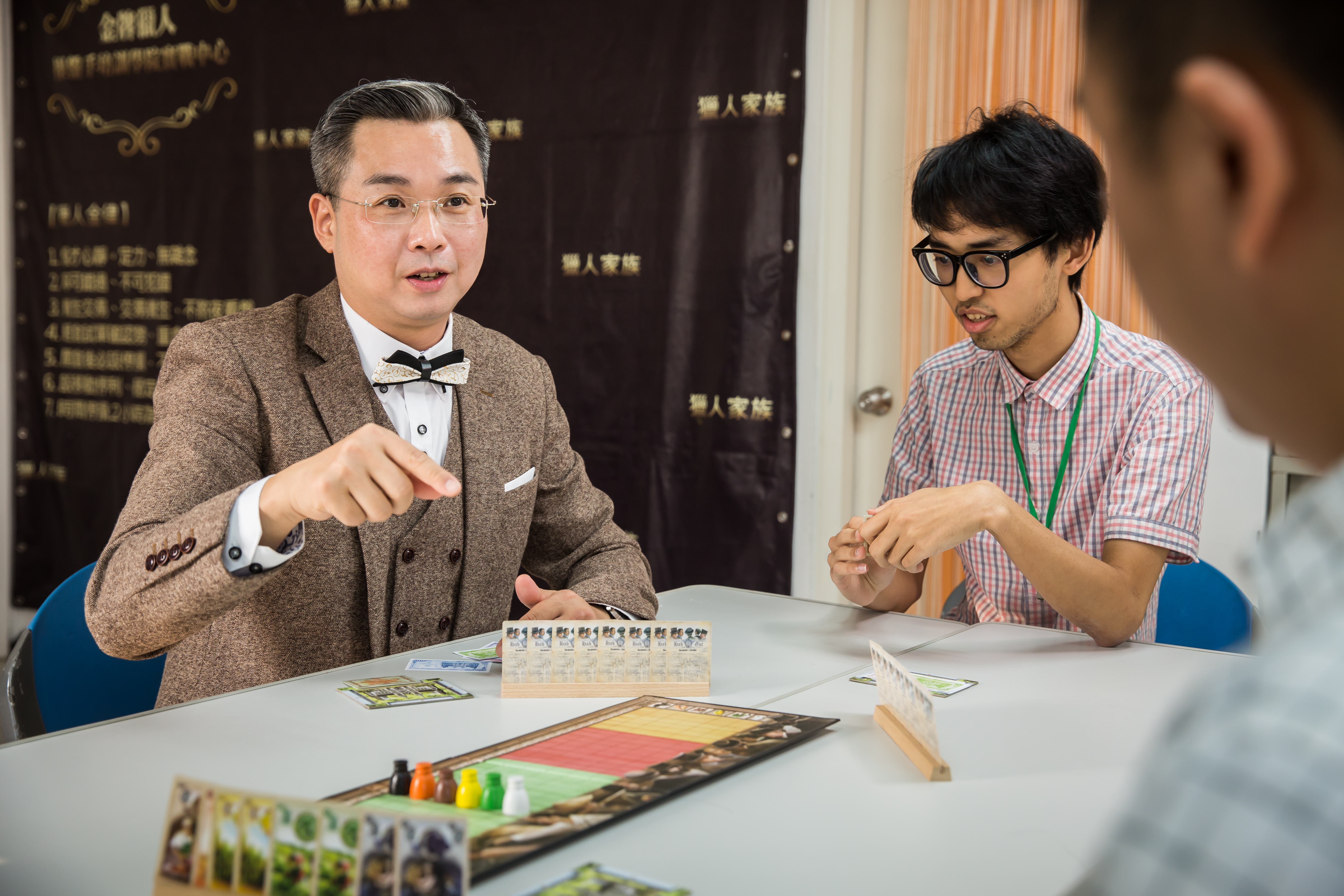 朱晏廷熱愛桌遊,並透過桌遊,讓學生清楚價格波動與資金分配的重要。