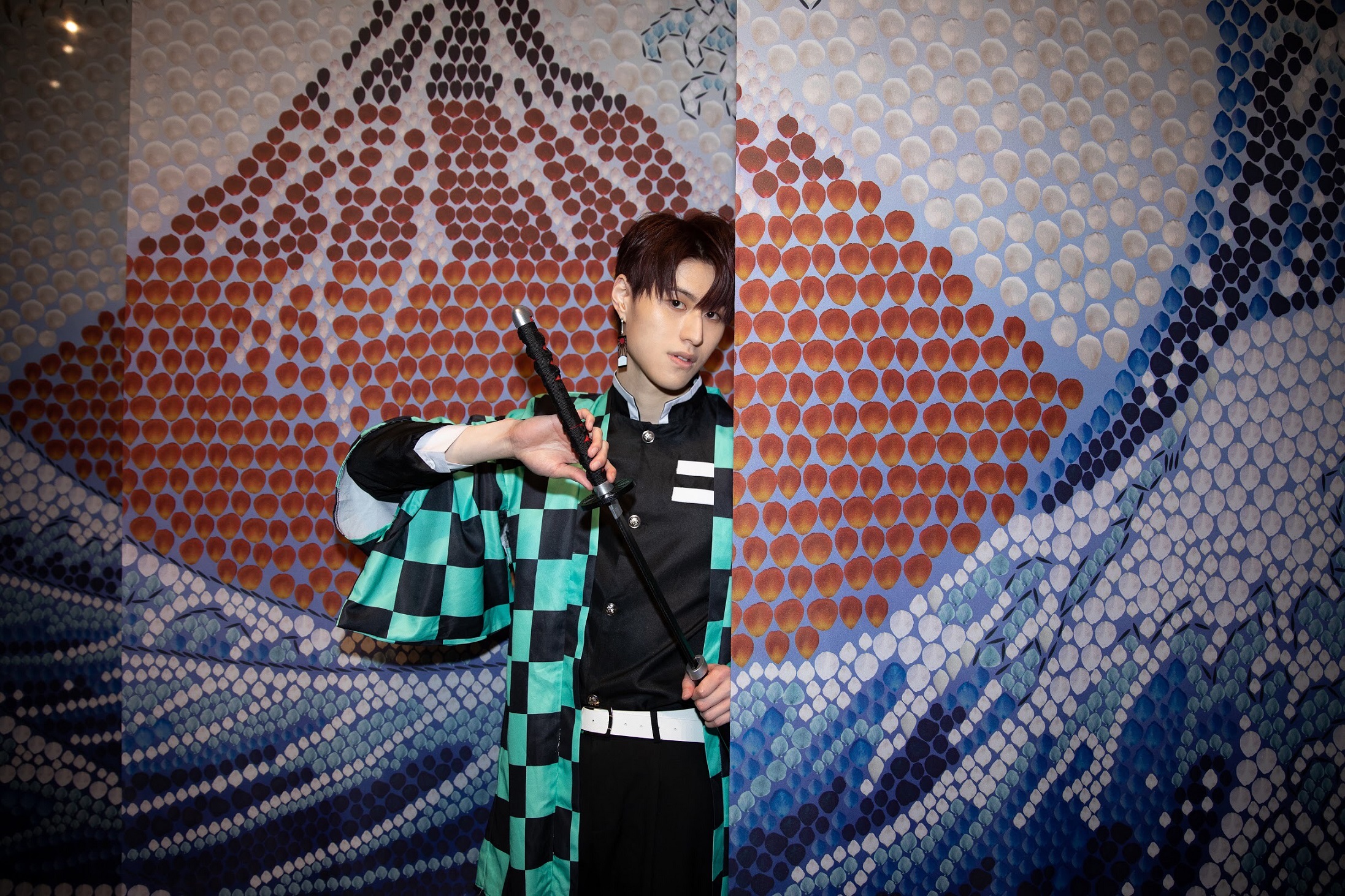 英承晞近來迷上日系動漫《鬼滅之刃》，不僅搜集一系列相關商品，還為此寫了新歌〈全集中呼吸〉。（英承晞提供）