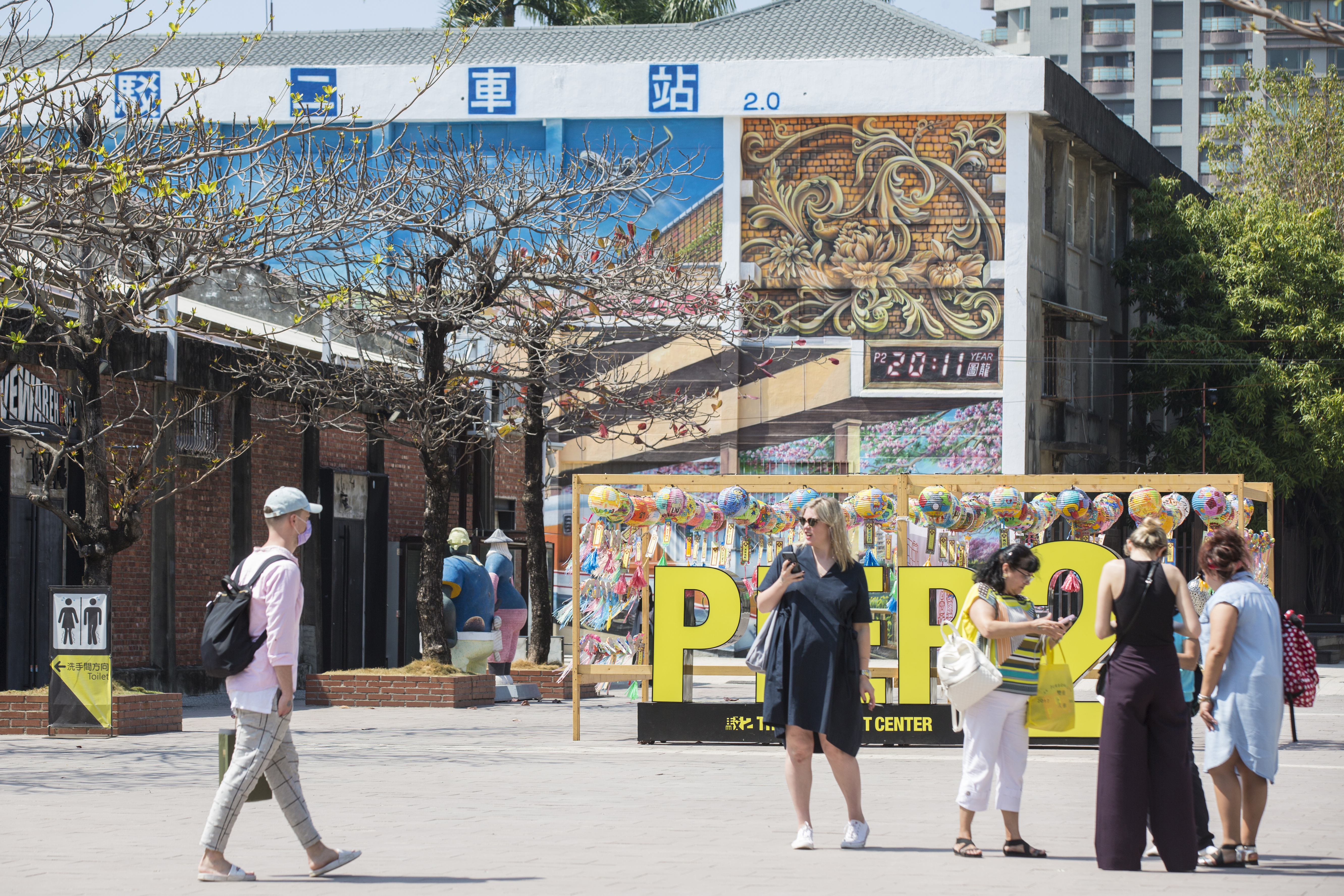 高雄亞灣區的生活機能強，除了具備交通與商圈，還有駁二藝術特區以供休憩。