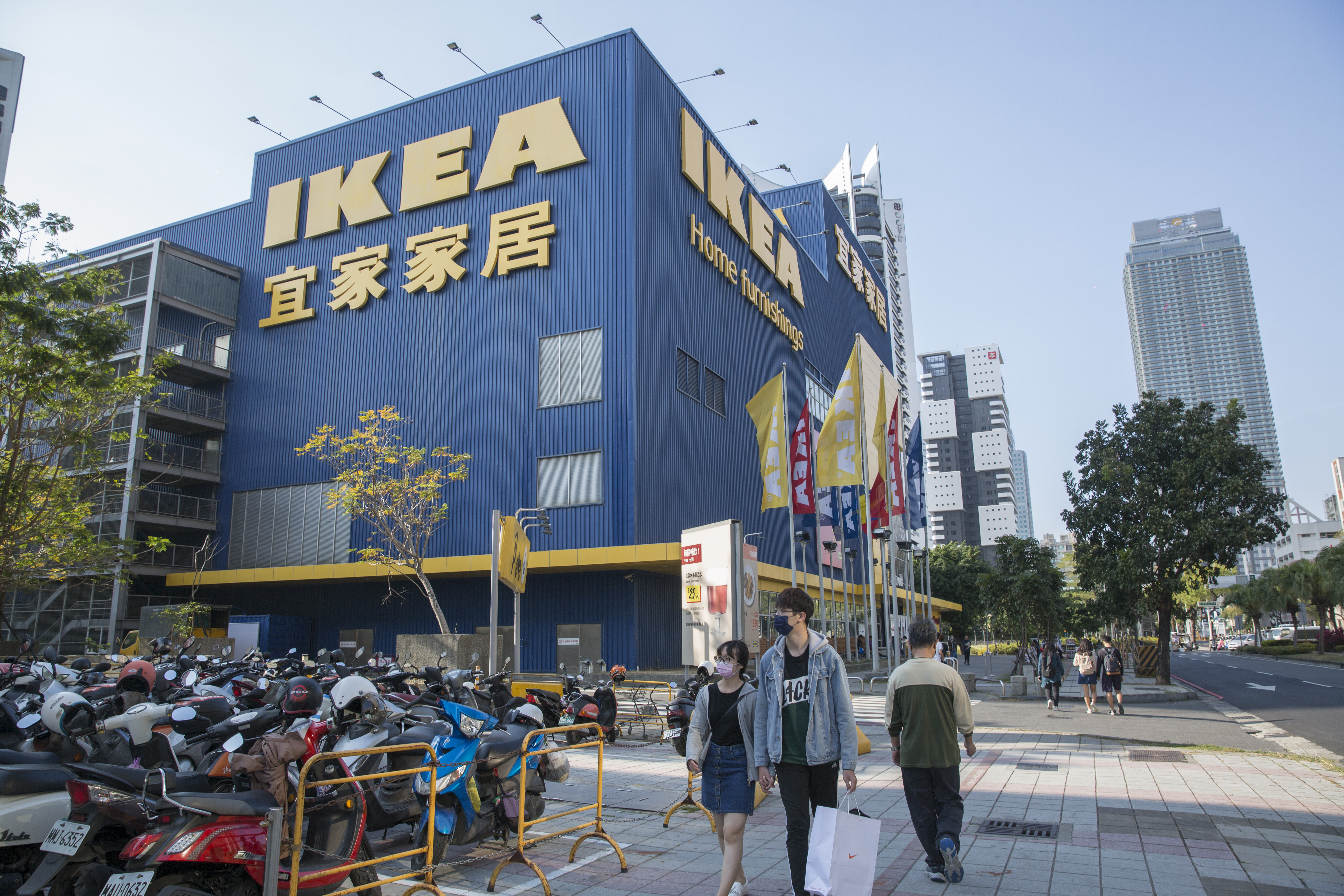 亞灣區南側中華路上，有IKEA、家樂福等大型商場群聚，採買機能優秀。