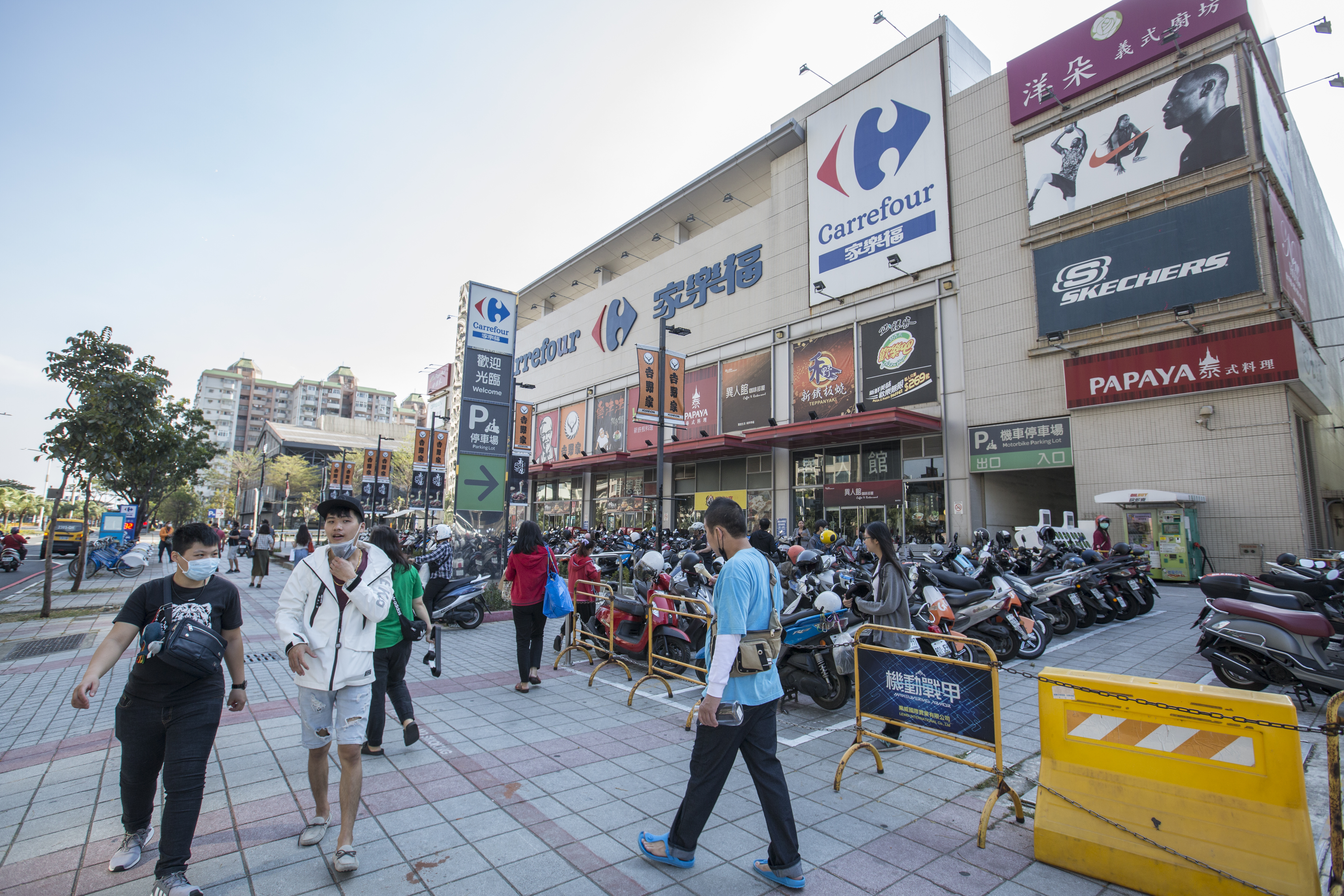 亞灣區南側中華路上，有IKEA、家樂福等大型商場群聚，採買機能優秀。