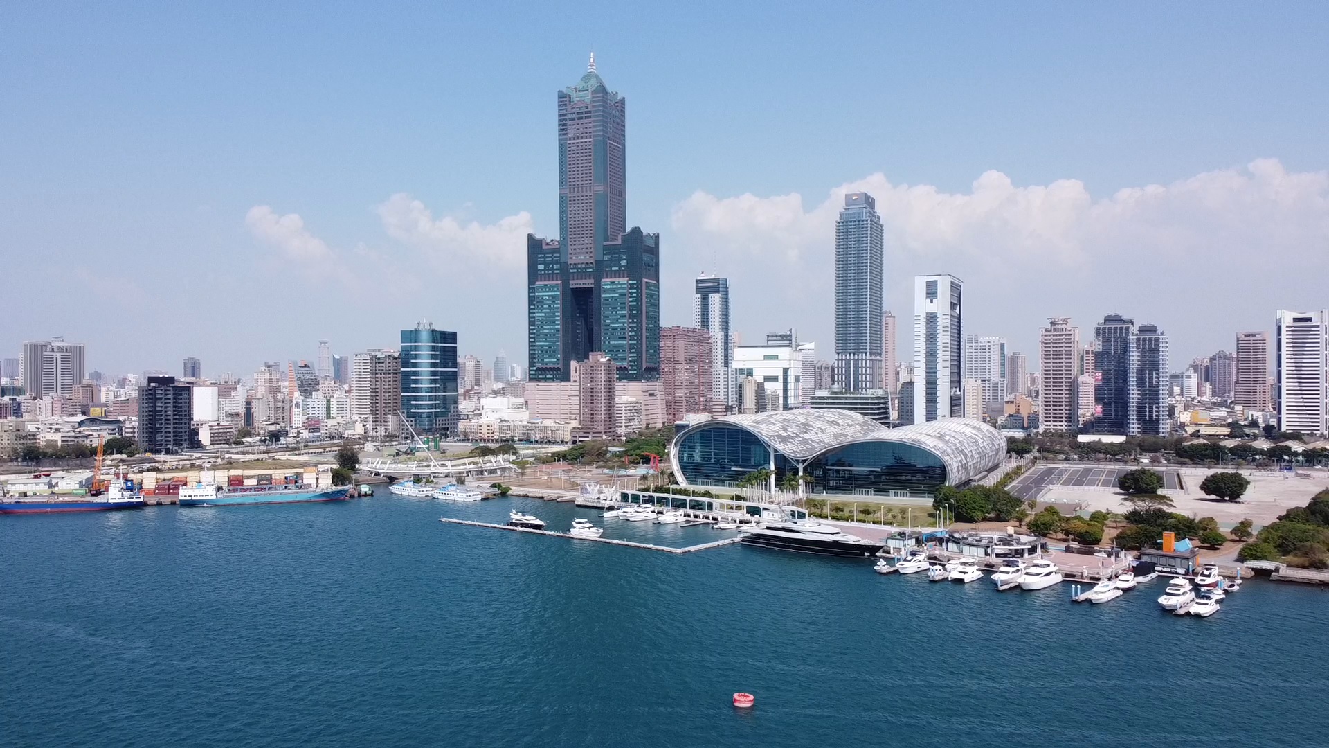 高雄「亞洲新灣區」是港都新門面，匯集多項重大建設，近年來房市話題度高。