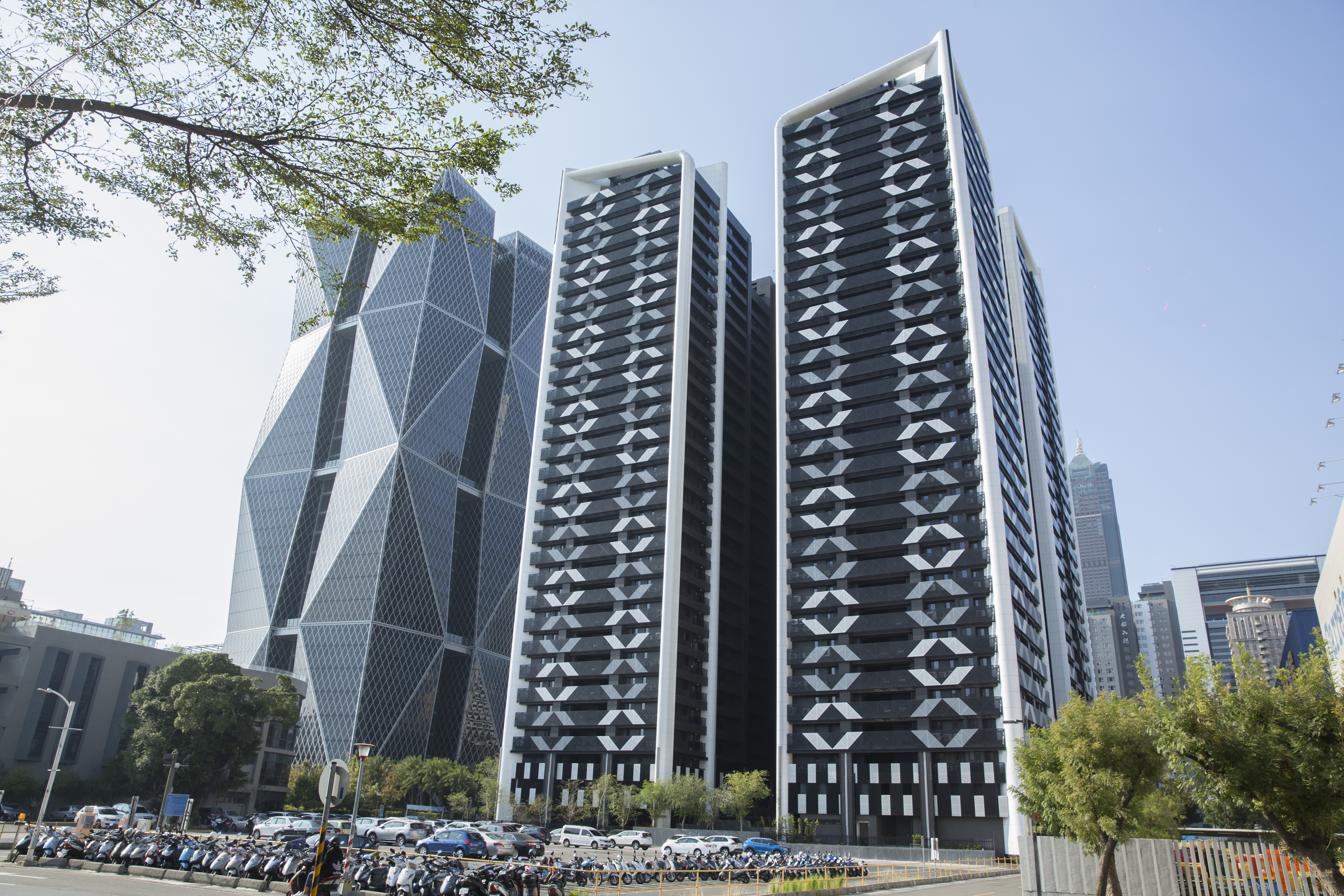 中鋼在亞灣區推出首個建案〈欣灣時代〉，主打開價親民，3天內便銷售一空。