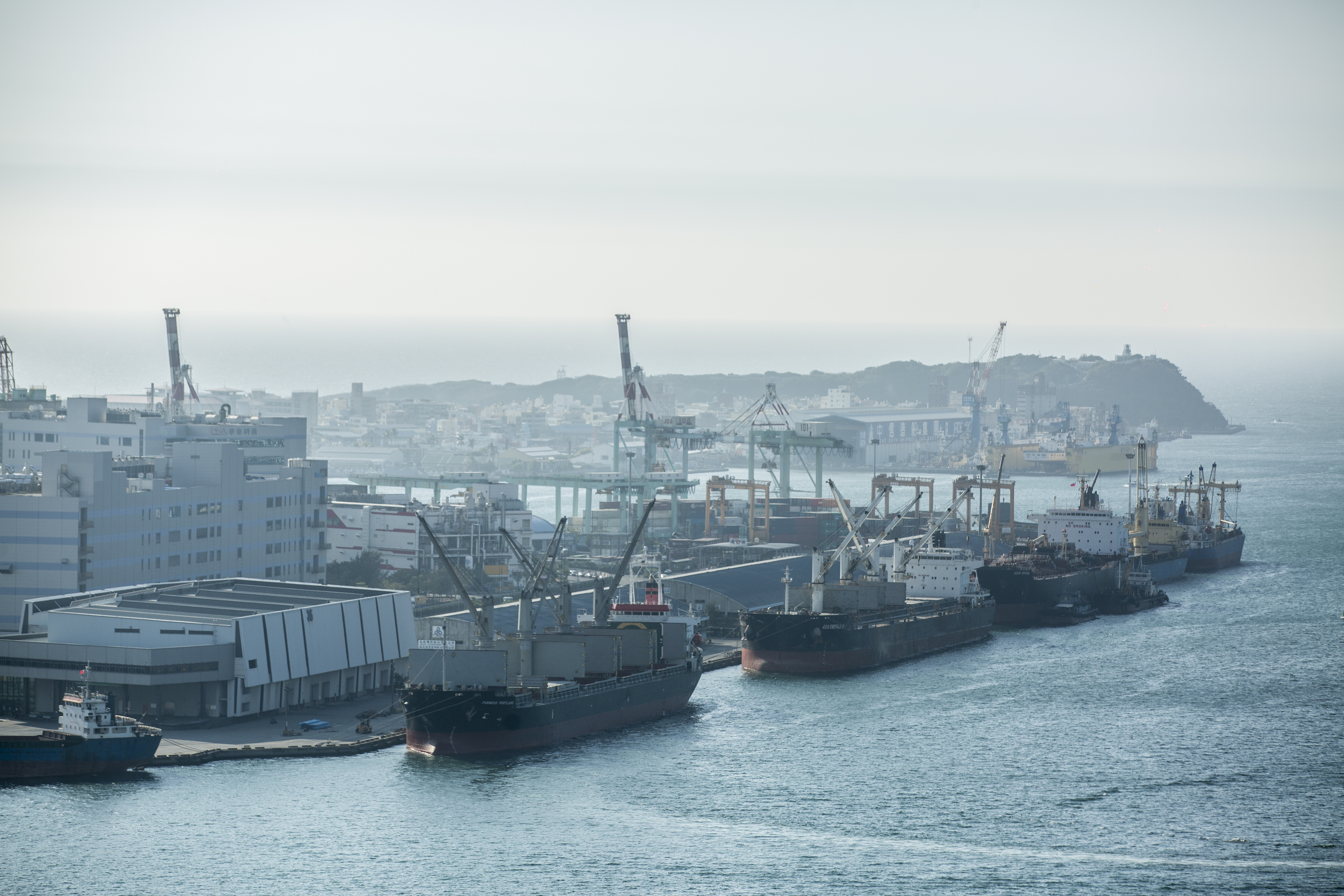 高雄港是全台第一大港，近年來推動市港合一，此區更規劃成國際化的亞洲新灣區。