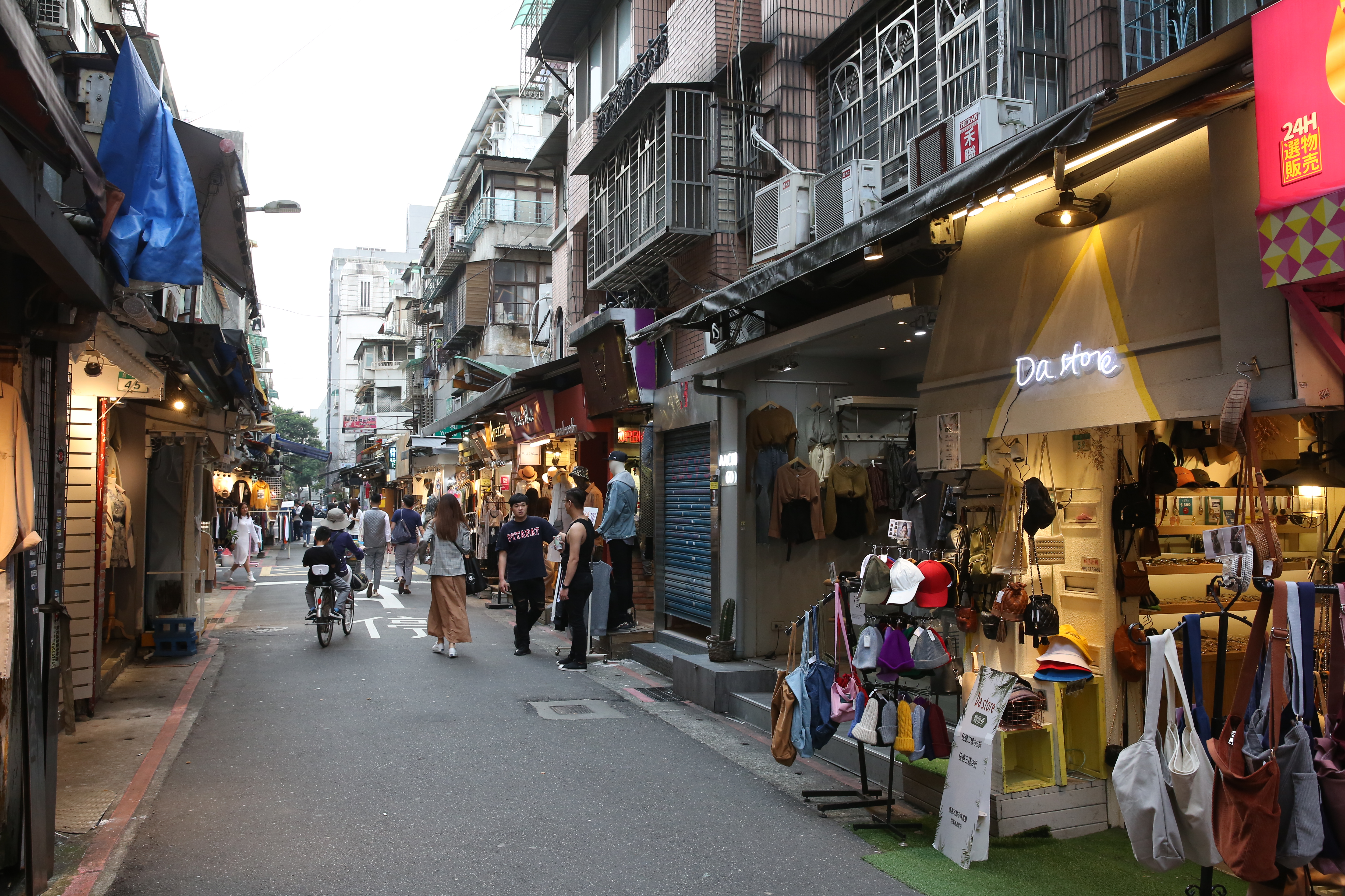 振興抵用券將隨住宿發放，包含夜市、商圈、餐廳與藝文活動等4領域各200元。圖為示意圖，當事人與商家與本新聞無關。