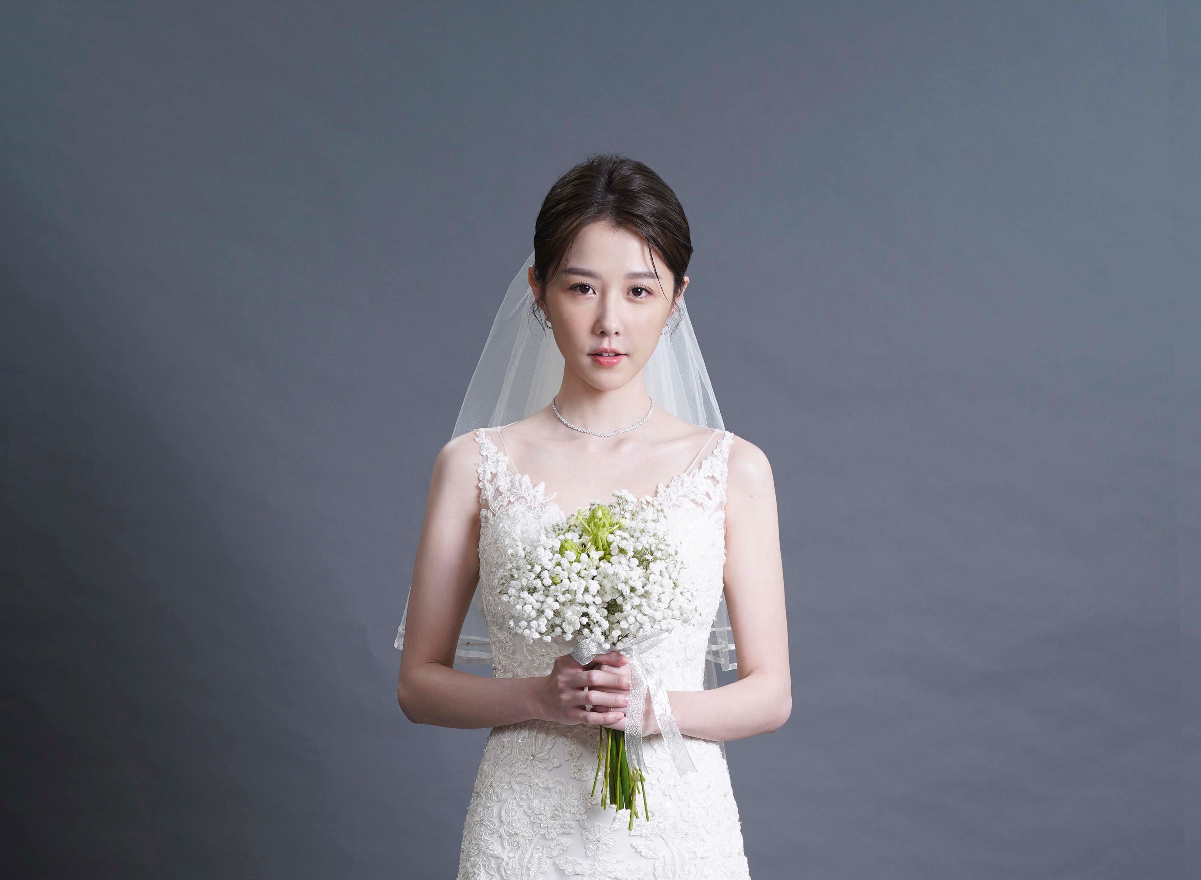 邵雨薇在社群網站上公開一張婚紗照，甜美笑容及文字引起熱議。（寬宏提供）