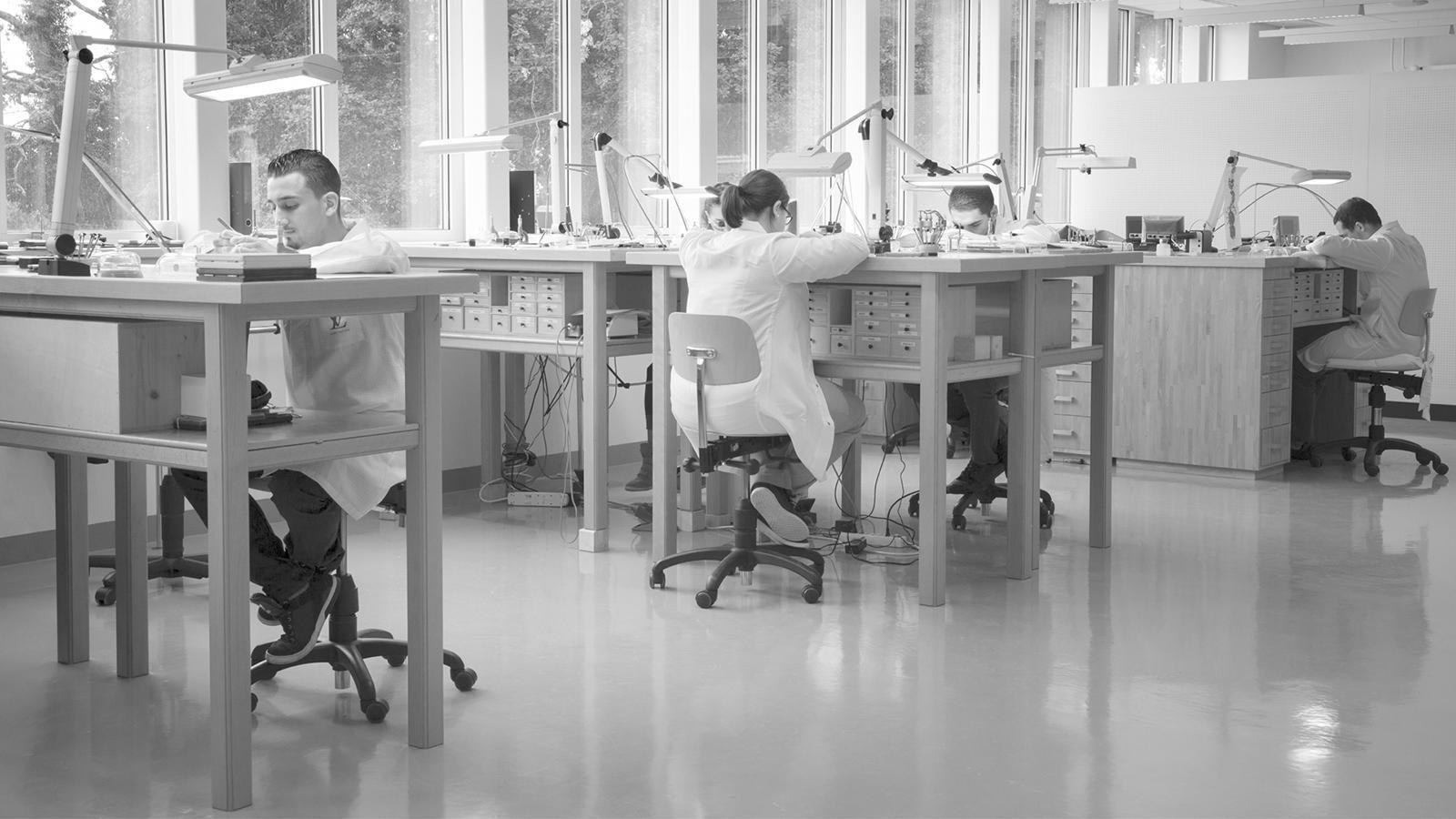 在2012年正式併入LV旗下的La Fabrique du Temps，是個規模不大的小型製錶工坊，大約有十幾位製錶師，組裝一枚陀飛輪或三問機芯就需要兩個月，因此產量也無法大量生產，手錶貴精不貴多。
