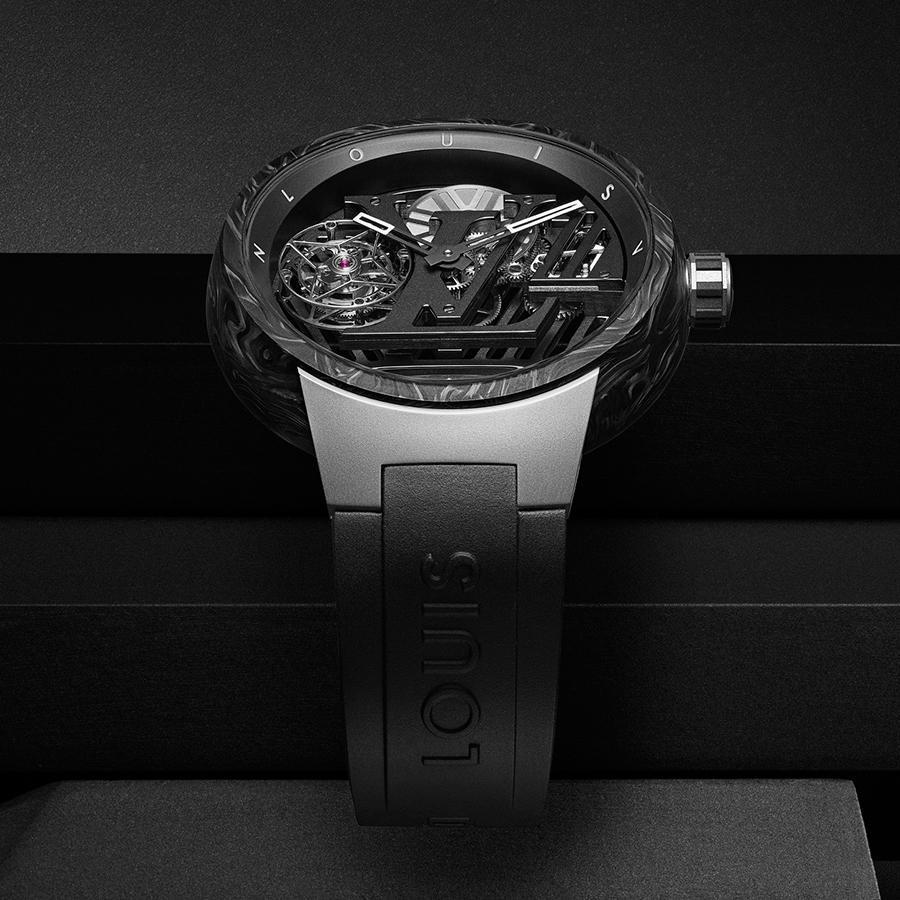 Tambour Curve Flying Tourbillon｜錶徑46mm、鈦金屬和CarboStratum®錶殼、LV108手上鏈機芯、時分指示、飛行陀飛輪裝置、日內瓦印記、防水30米