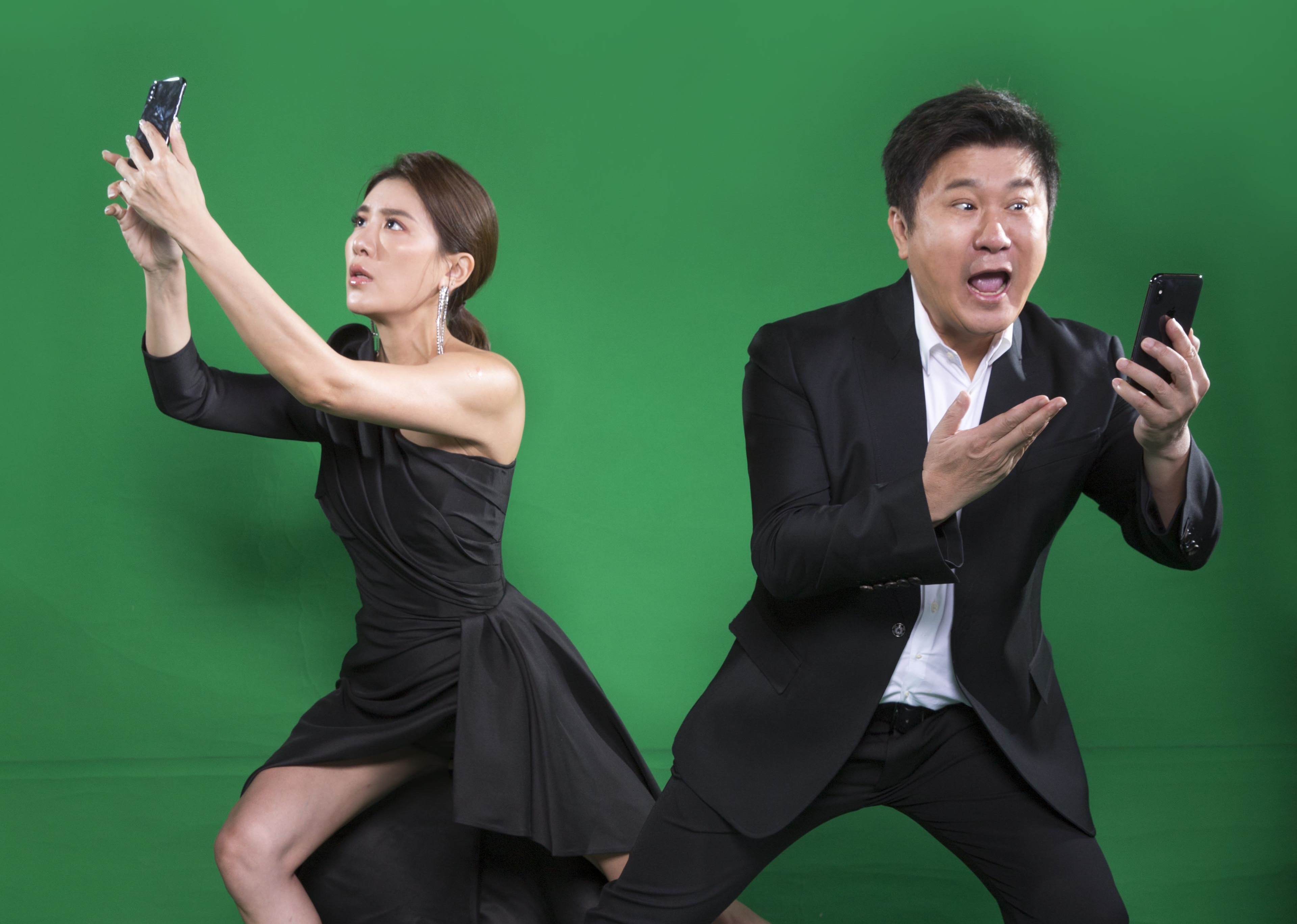 胡瓜與女兒小禎破天荒攜手合作，在中天推出全新大型綜藝節目《地球人請回答》。（中天提供）