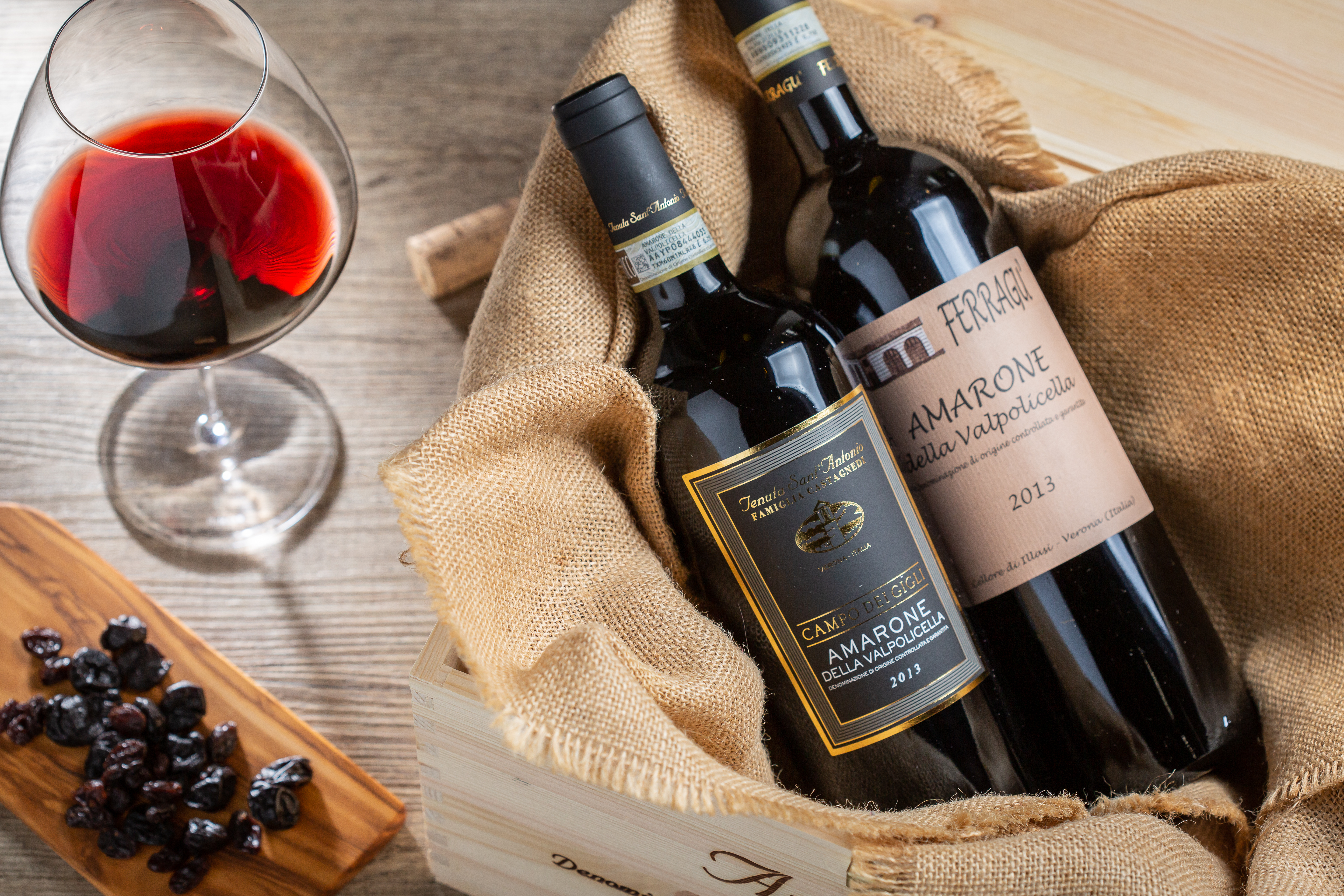 「Tenuta Sant’Antonio CAMPO DEI GIGLI Amarone della Valpolicella DOCG 2013」酒體均衡有張力，帶有野莓、甘草般木質調、胡椒、雪茄香。（左，3,800元／瓶）；「Ferragù Amarone della Valpolicella DOCG 2013」香氣雜揉果醬與香辛料氣味，適合搭配厚重菜餚。（右，6,000元／瓶）