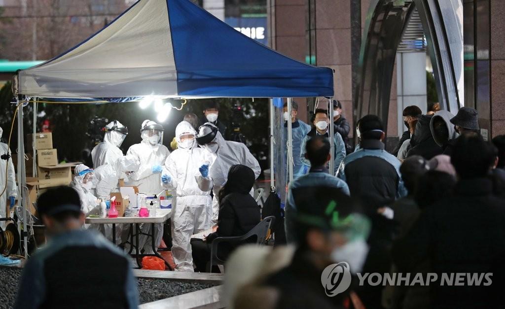 衛生單位與市政府在首爾一處大樓前設立檢疫中心。(翻攝自韓聯社)