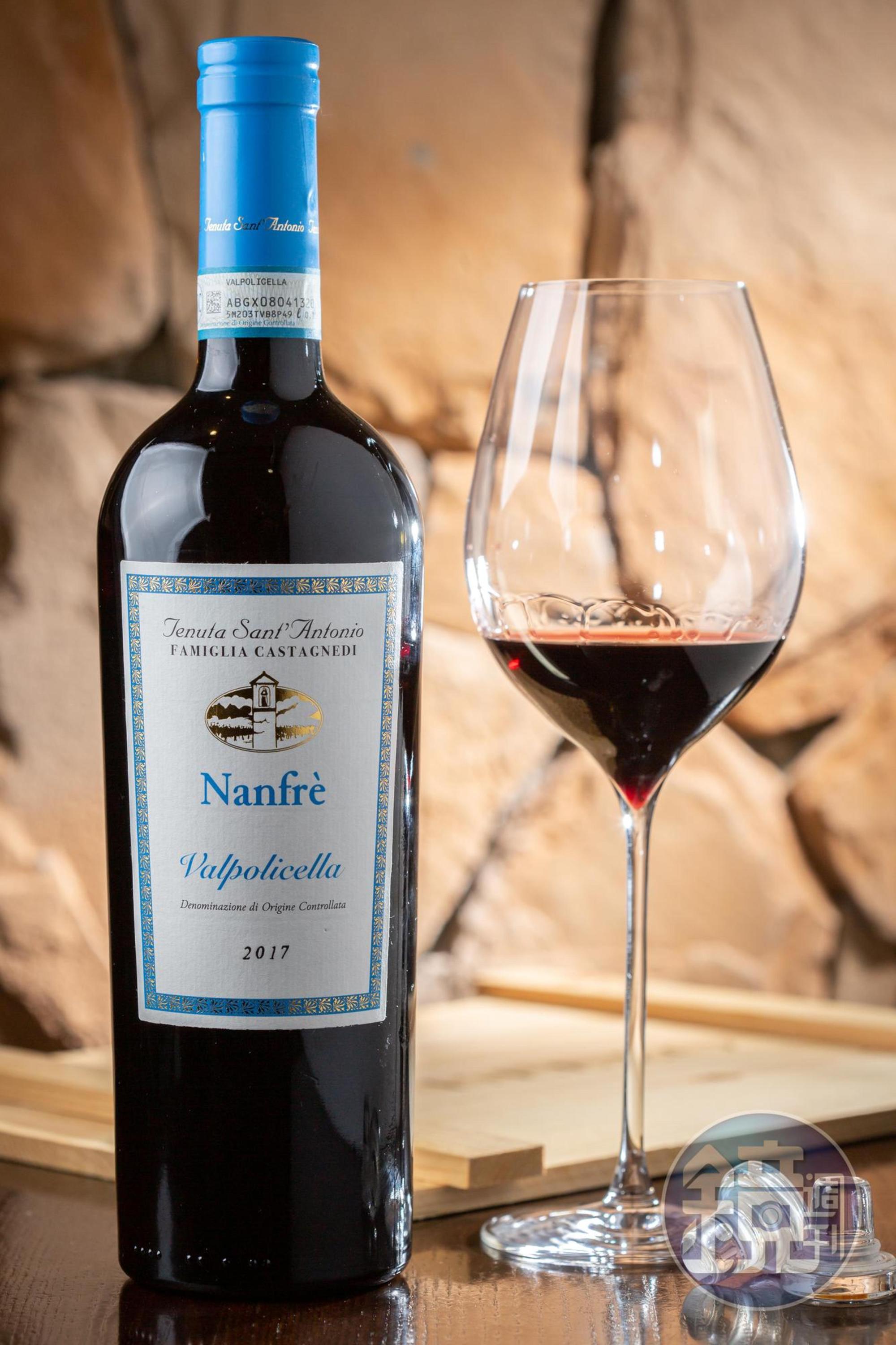 「NANFRÈ Valpolicella DOC」與Amarone同樣以Corvina葡萄為主原料，卻因縮短釀期，展現清新奔放的花香和椒果香。（4,500元／6瓶、箱）