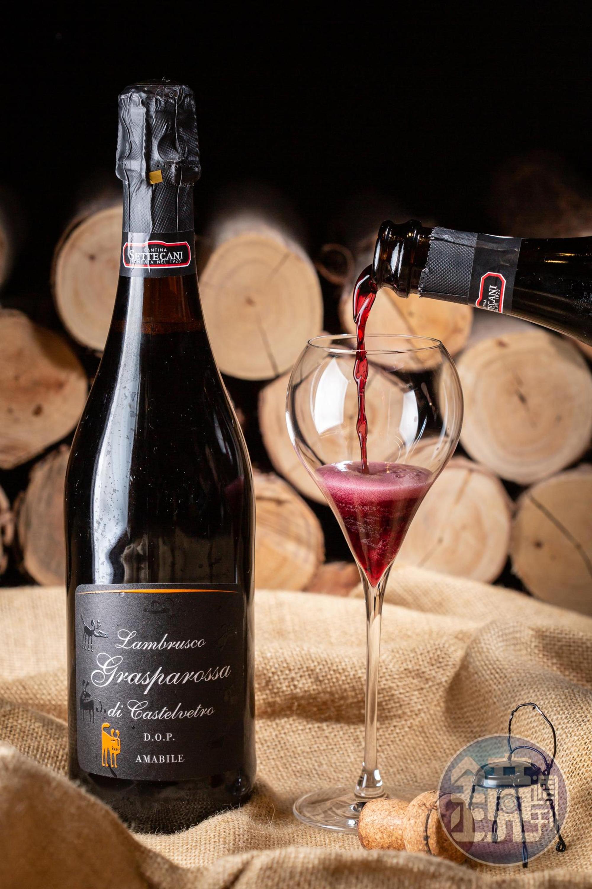 「Lambrusco Grasparossa Amabile DOP」是少見的氣泡紅葡萄酒，花青素含量極高，造就紫羅蘭般夢幻色澤，花果甜香挑逗少女心。（3,600元／6瓶、箱）