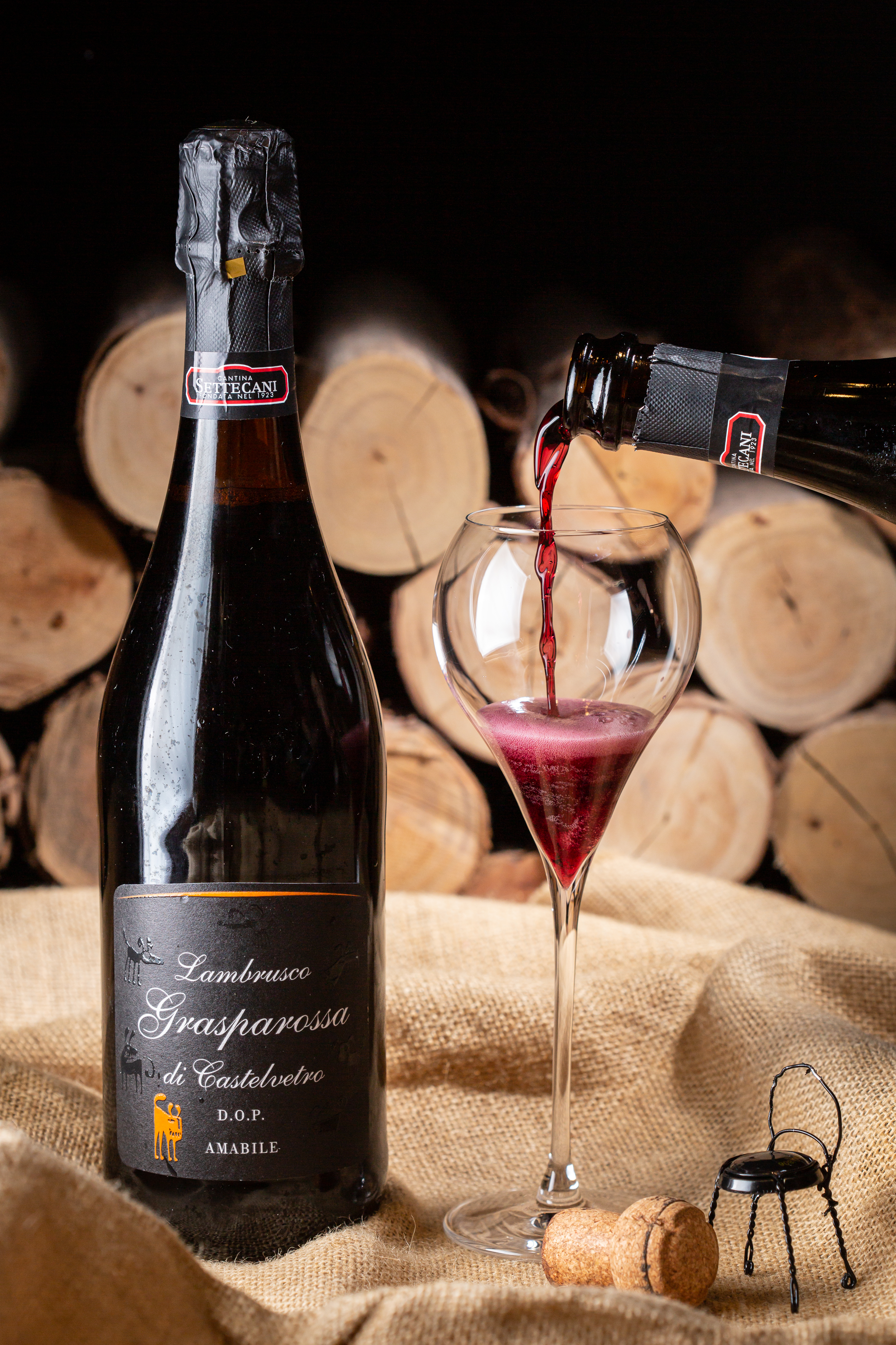 「Lambrusco Grasparossa Amabile DOP」是少見的氣泡紅葡萄酒，花青素含量極高，造就紫羅蘭般夢幻色澤，花果甜香挑逗少女心。（3,600元／6瓶、箱）