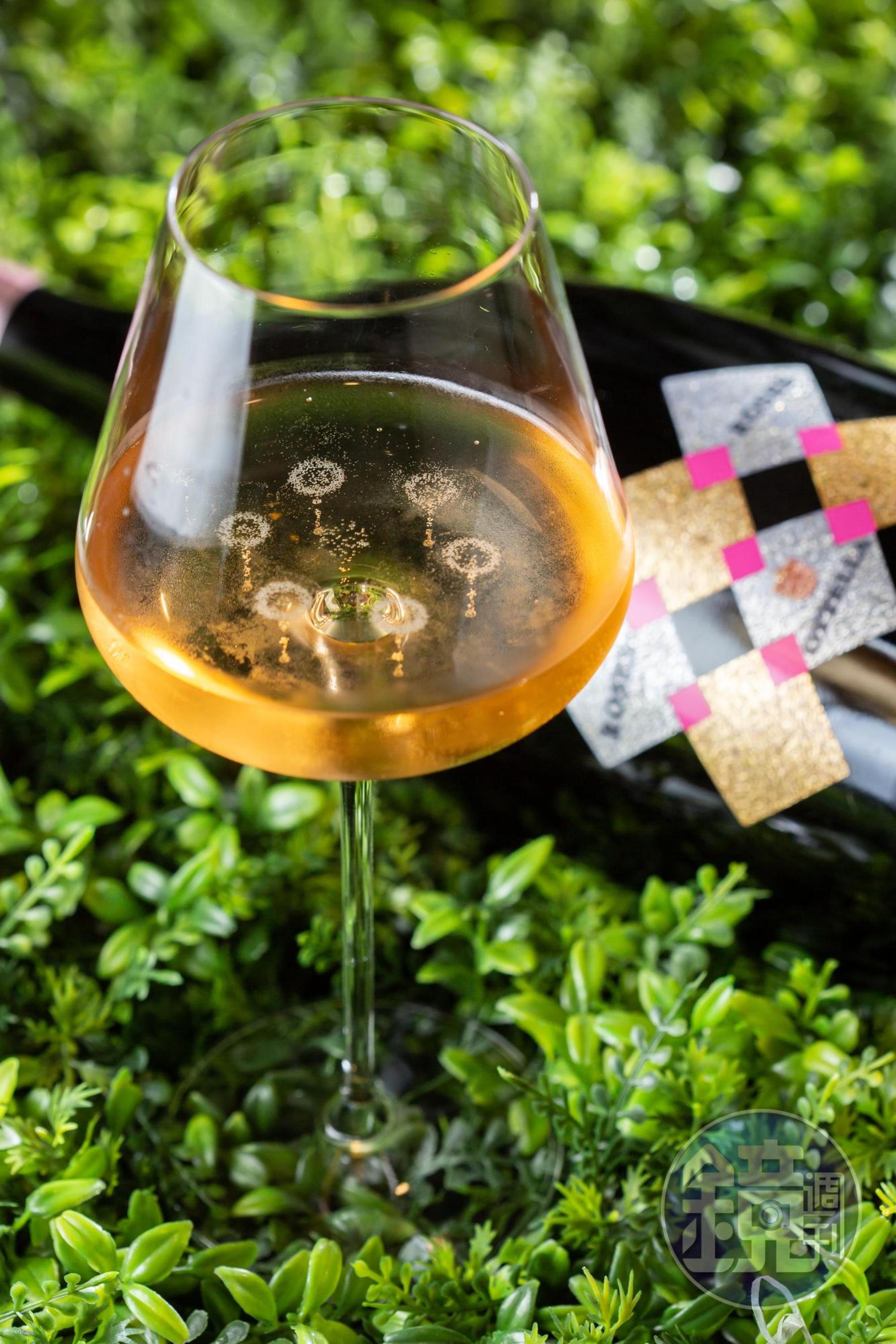 酒先生也引進義大利的無鉛水晶杯，「Etoilé Sparkle」（2,800元／6支）杯底有7點突起，注入以香檳法釀造的「Roses Roses Brut Metodo Classico」（4,500元／6瓶、箱），氣泡如煙火般在杯中綻放。