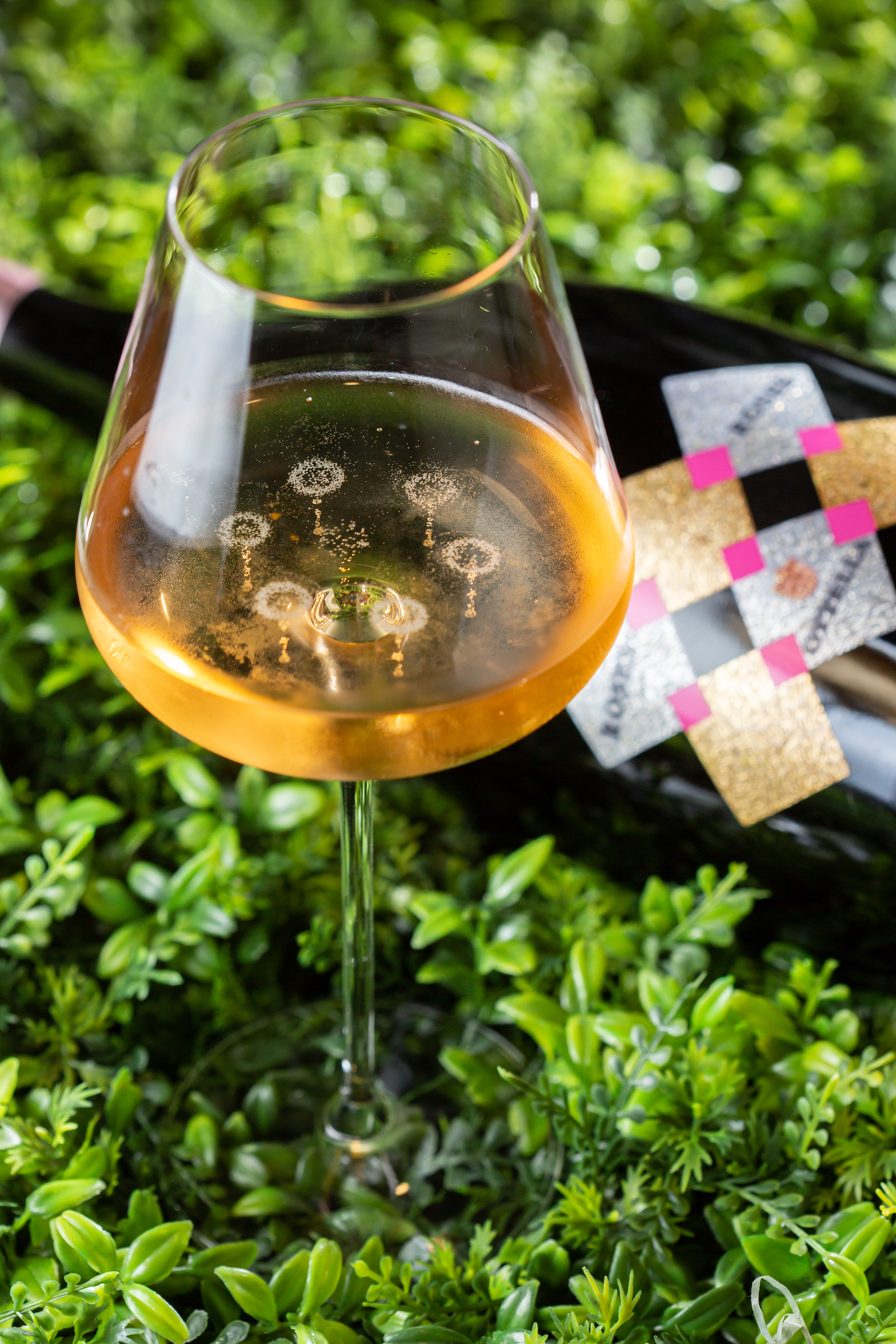 酒先生也引進義大利的無鉛水晶杯，「Etoilé Sparkle」（2,800元／6支）杯底有7點突起，注入以香檳法釀造的「Roses Roses Brut Metodo Classico」（4,500元／6瓶、箱），氣泡如煙火般在杯中綻放。
