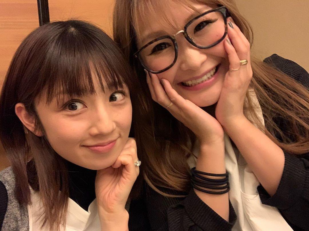 小倉優子（左）極力挽回婚姻，跟曾根合照時不忘秀婚戒。（翻攝自小倉優子IG）