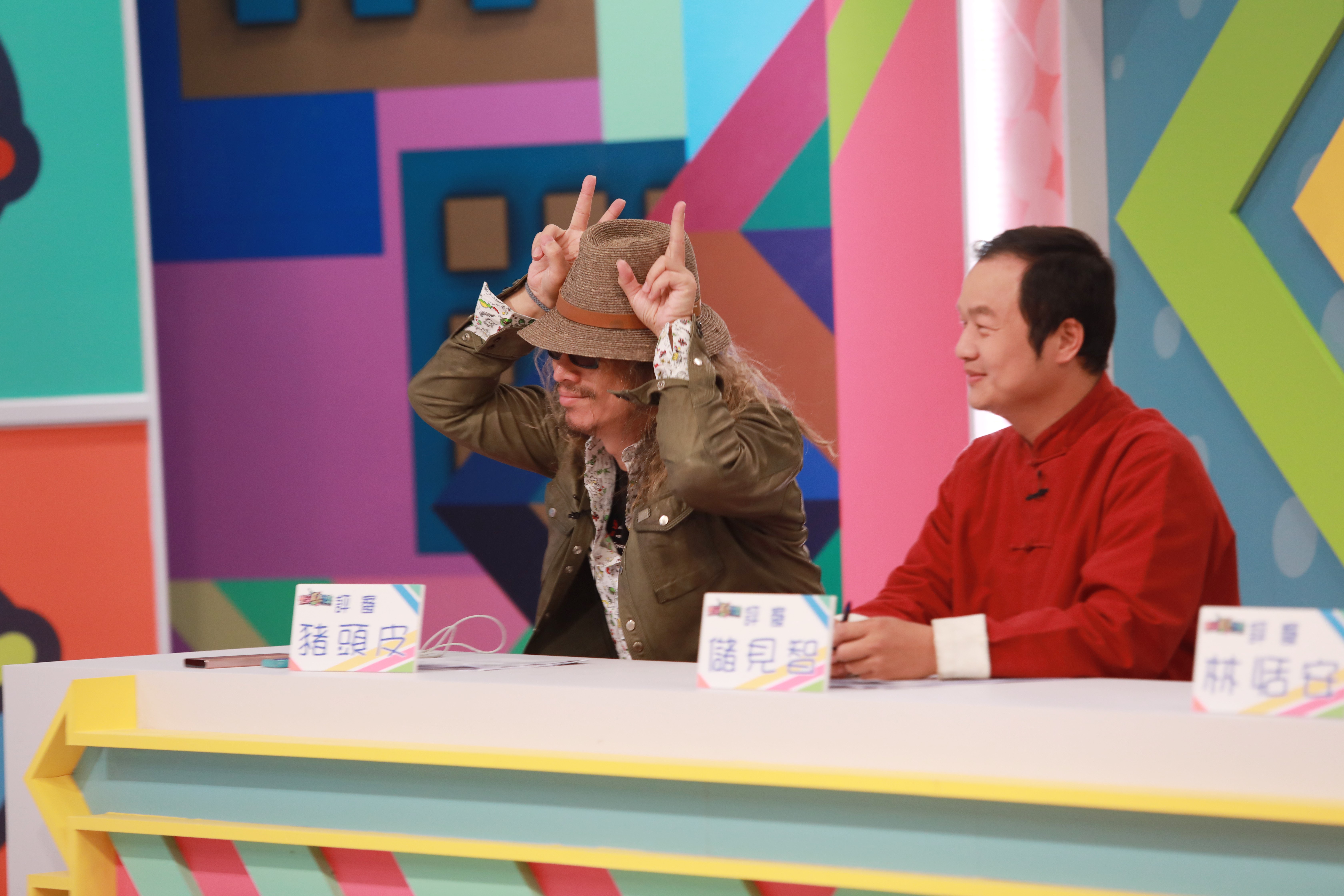 楊小黎介紹豬頭皮是「虎狗獸」時,豬頭皮聞言做出「虎狗獸」手勢,相當有趣。(公視台語台提供)
