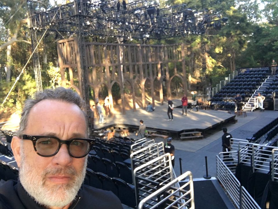 湯姆漢克斯被確診感染新冠肺炎，但他到底是在澳洲境內還是境外感染，現在澳洲官員已經出面切割。（翻攝自湯姆漢克斯臉書）