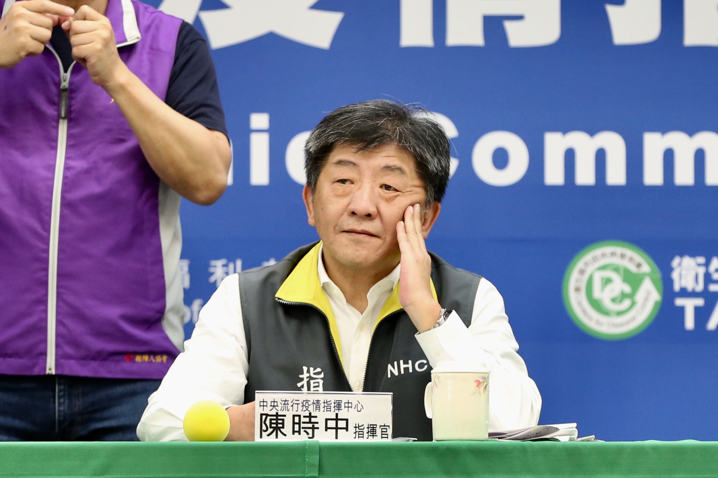 為防止疫情擴散，陳時中今日表示，目前正研擬擴大檢疫，外國人入境台灣可能要自費檢疫。